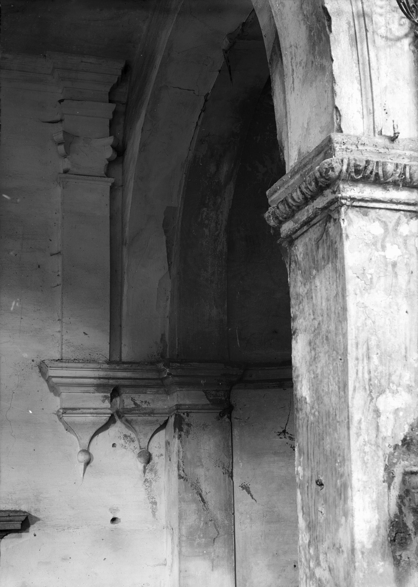 Monastier. Chiesa di Santa Maria Assunta (la vecchia).Veduta esterna e particolare dell'interno (negativo) di Gabinetto fotografico (XX)