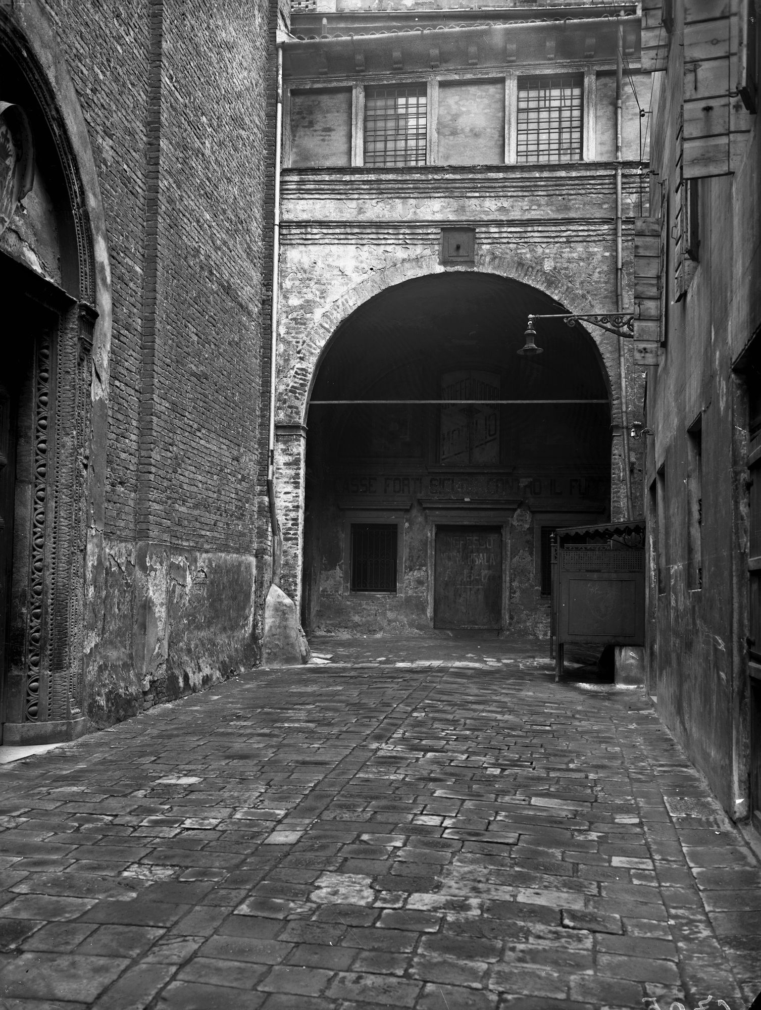 Ex Convento dei Servi. Veduta della sala Capitolare, dell'esterno e dell'arco verso la chiesa omonima (negativo) di Gabinetto fotografico (XX)