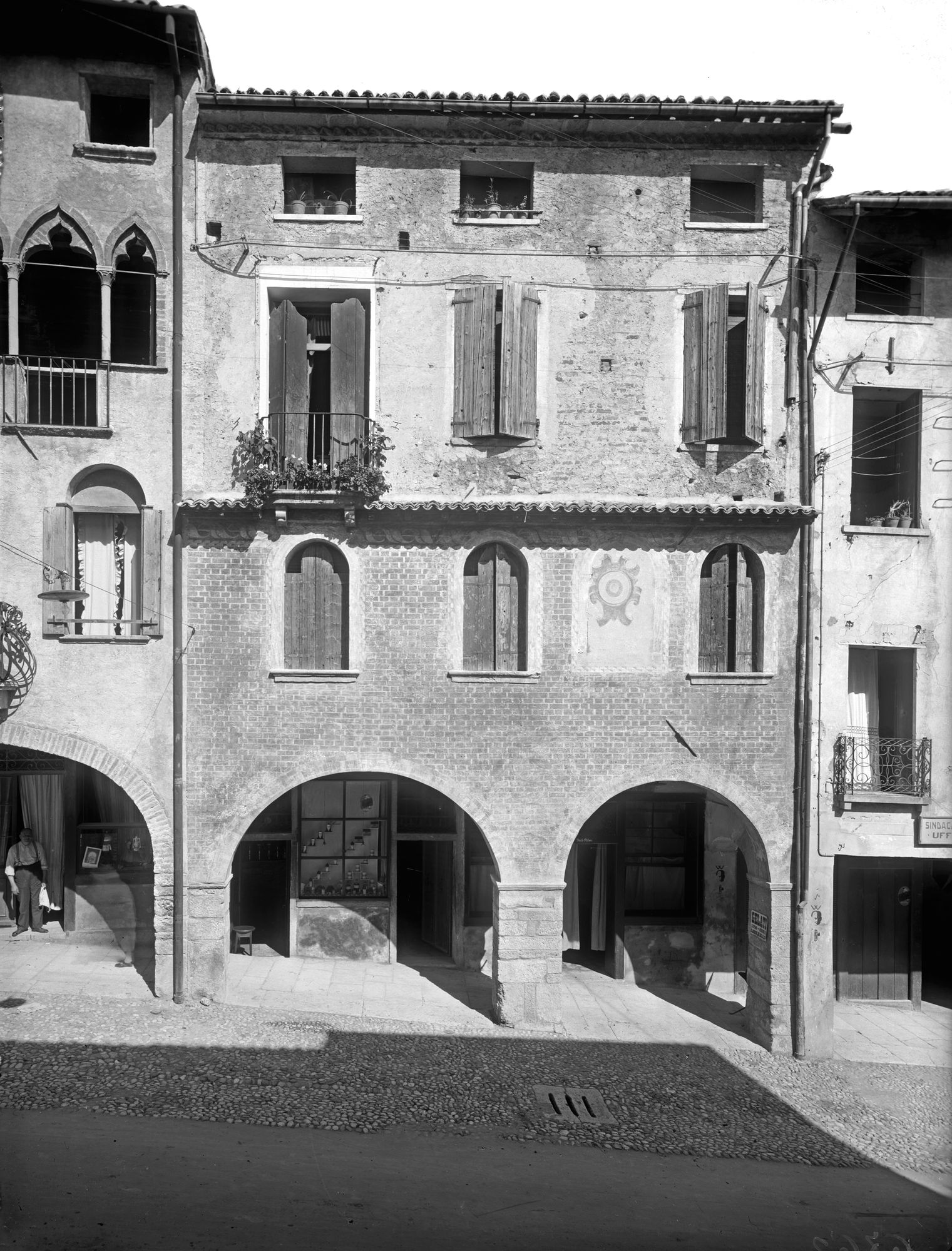 Asolo. Via Regina Cornaro. Casa con resti d'affresco sulla facciata all'anagrafe 218 (negativo) di Gabinetto fotografico (XX)