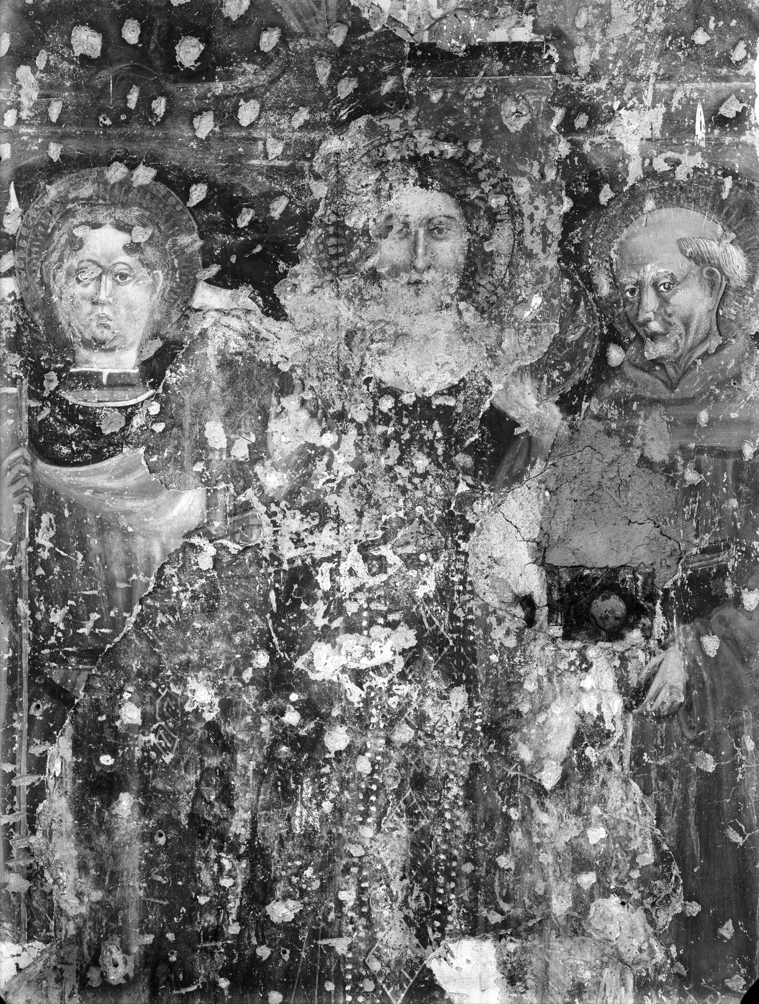 Asolo. Chiesa San Gottardo. Particolare di figure di santi in affresco del sec. XIV apparsi sotto quelli del sec. XV sulla parete a destra dell'entrata (negativo) di Gabinetto fotografico (XX)