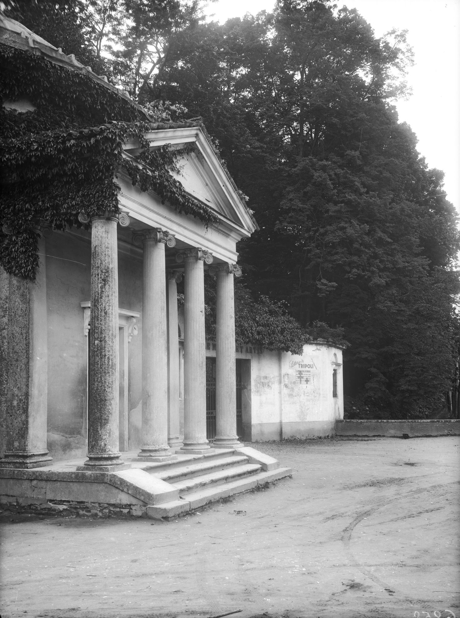Saonara. Villa Valmarana. Aspetti del parco e della facciata (negativo) di Gabinetto fotografico (XX)