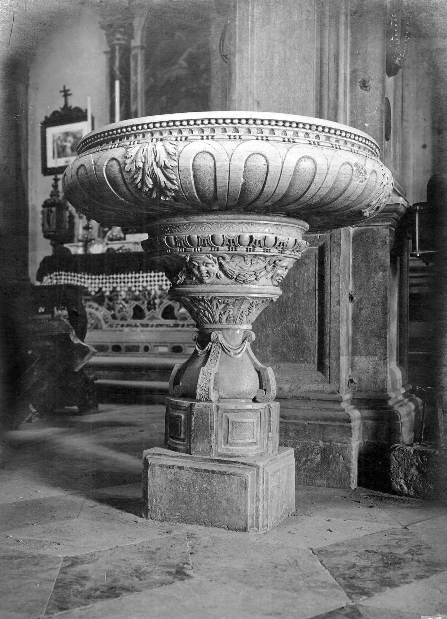 Motta di Livenza. Duomo. Acquasantiera Sansovinesca (negativo) di Gabinetto fotografico (XX)