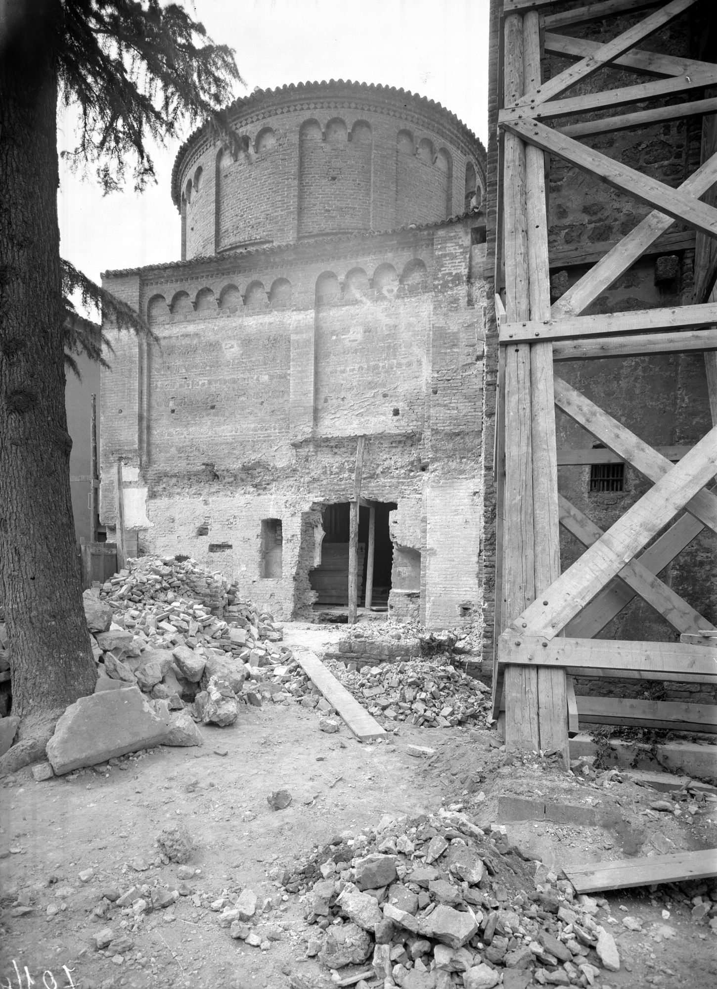 San Martino: documentazione inerente al restauro e consolidamento della chiesa e del campanile di San Martino (negativo) di Gabinetto fotografico (XX)