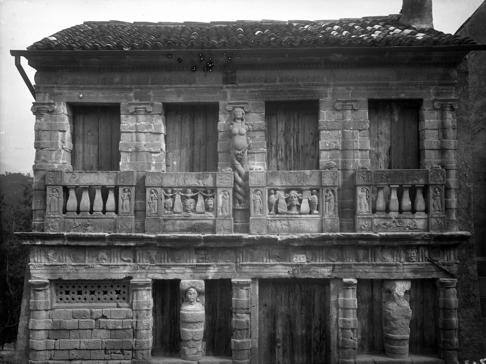 Asolo. Casa detta Longobarda proprietà De Mattia. Veduta d'insieme e particolari della facciata dopo il restauro (negativo) di Gabinetto fotografico (XX)