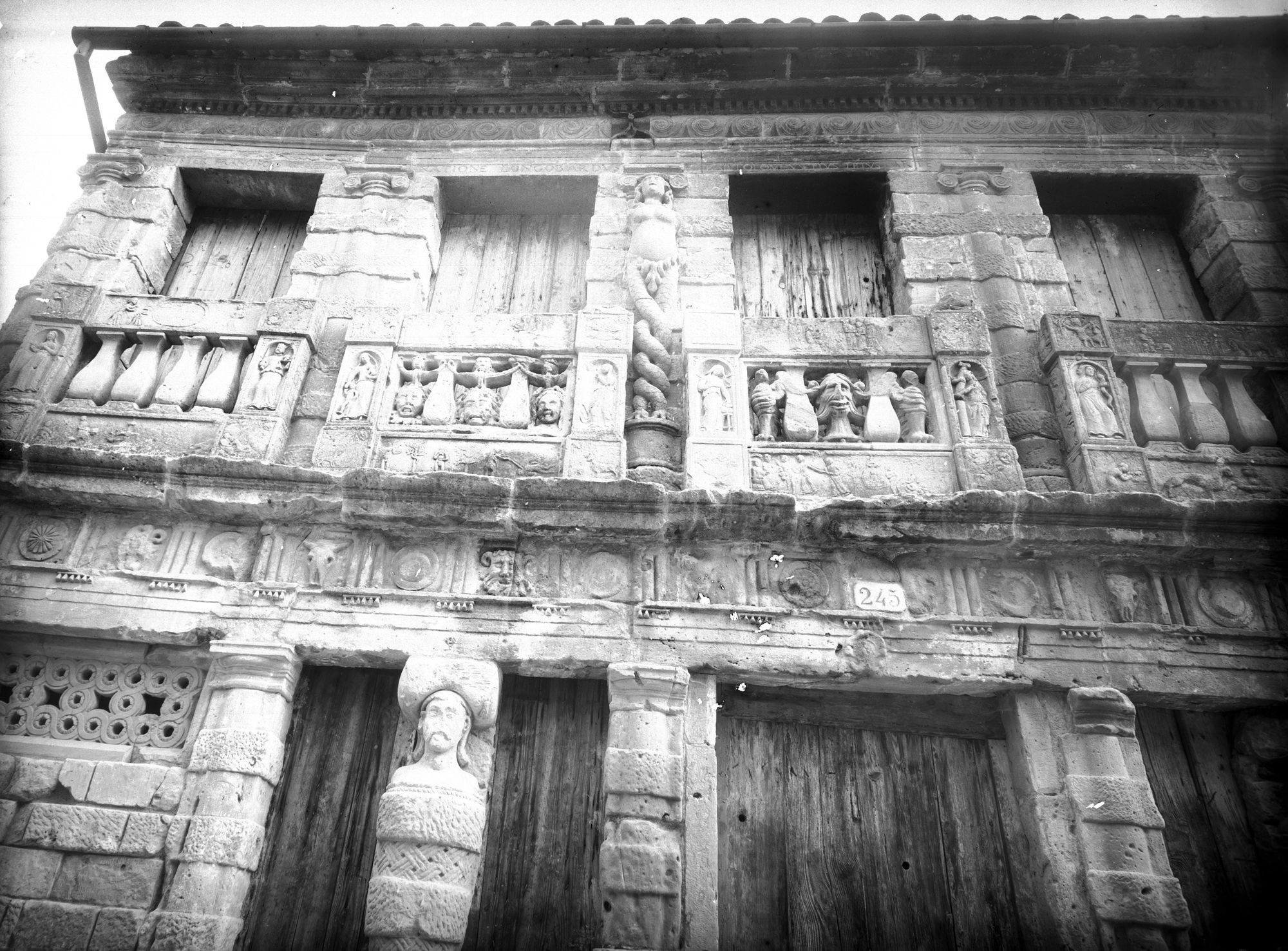 Asolo. Casa detta Longobarda proprietà De Mattia. Veduta d'insieme e particolari della facciata dopo il restauro (negativo) di Gabinetto fotografico (XX)