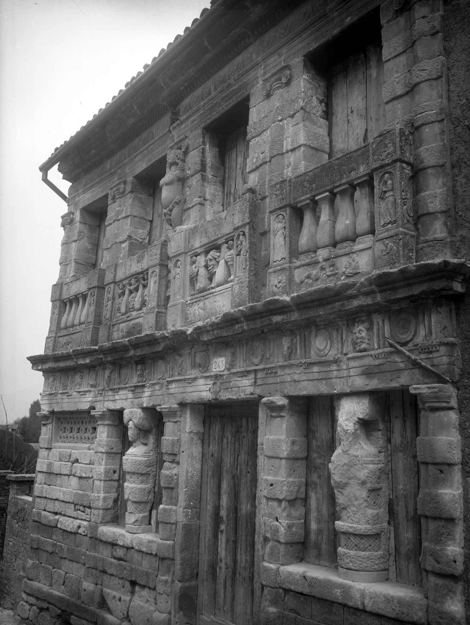 Asolo. Casa detta Longobarda proprietà De Mattia. Veduta d'insieme e particolari della facciata dopo il restauro (negativo) di Gabinetto fotografico (XX)