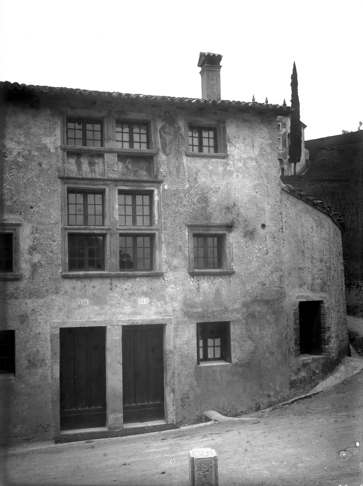 Asolo. Casa detta Longobarda proprietà De Mattia. Vedute esterne dopo il restauro (negativo) di Gabinetto fotografico (XX)