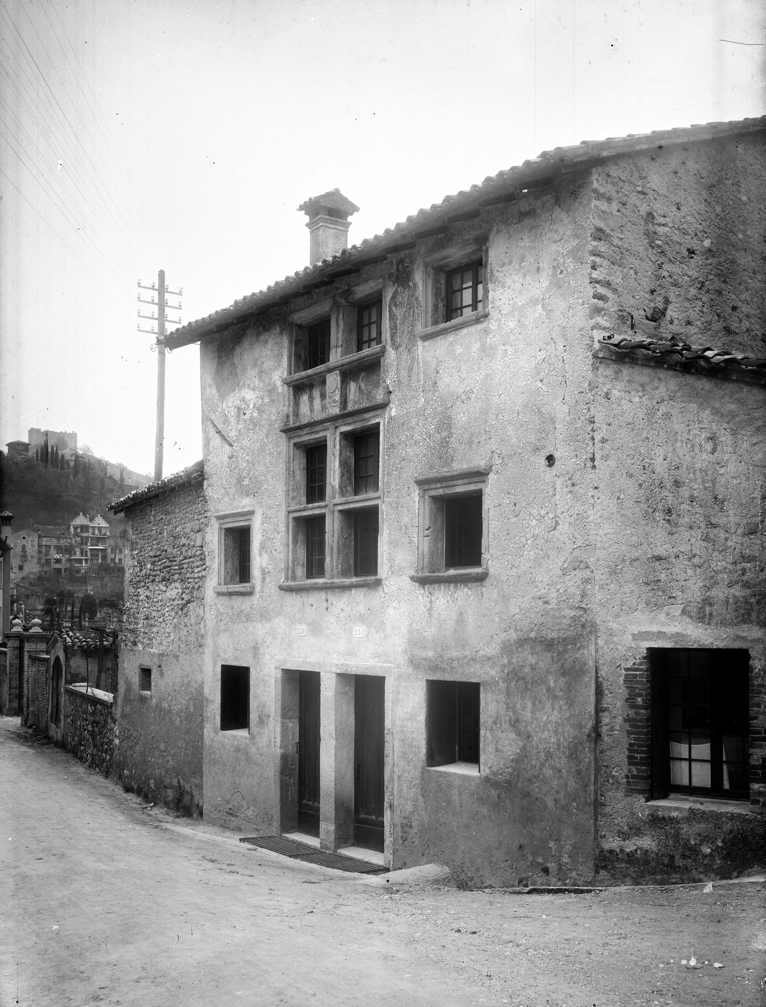 Asolo. Casa detta Longobarda proprietà De Mattia. Vedute esterne dopo il restauro (negativo) di Gabinetto fotografico (XX)