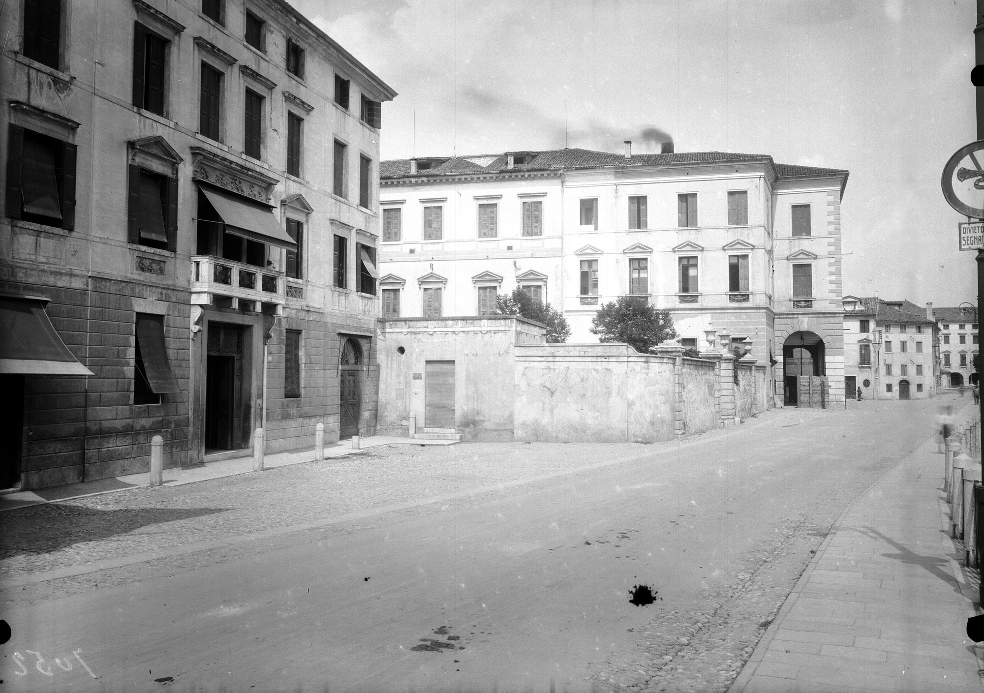Fabbricati occupati e adiacenti l'ospedale civile. Fabbricati ospedalieri in Riviera Garibaldi (negativo) di Gabinetto fotografico (XX)