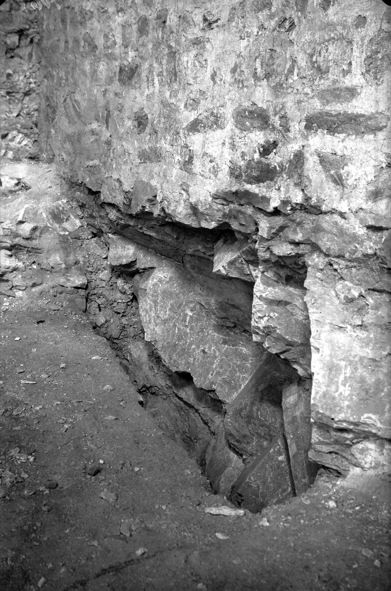 Arquà Petrarca. Sottomurazioni di casa mori (negativo) di Gabinetto fotografico (XX)