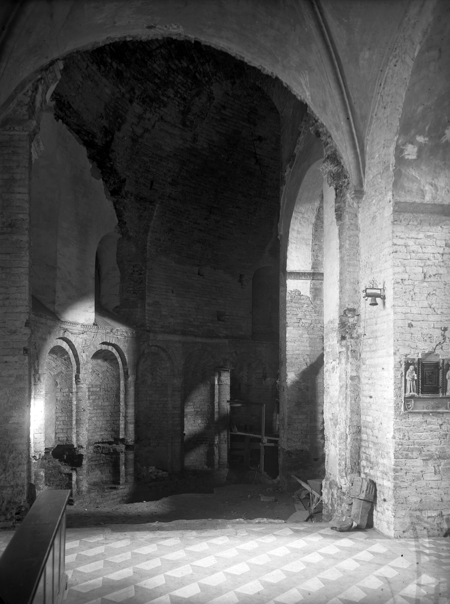 Chiesa Santa Sofia. Stato statico del muro sinistro della navata centrale, del pilastrro di una colonna, lato navata sinistra delle cordonature delle nicchie del retroabside e veduta della facciata (negativo) di Gabinetto fotografico (XX)