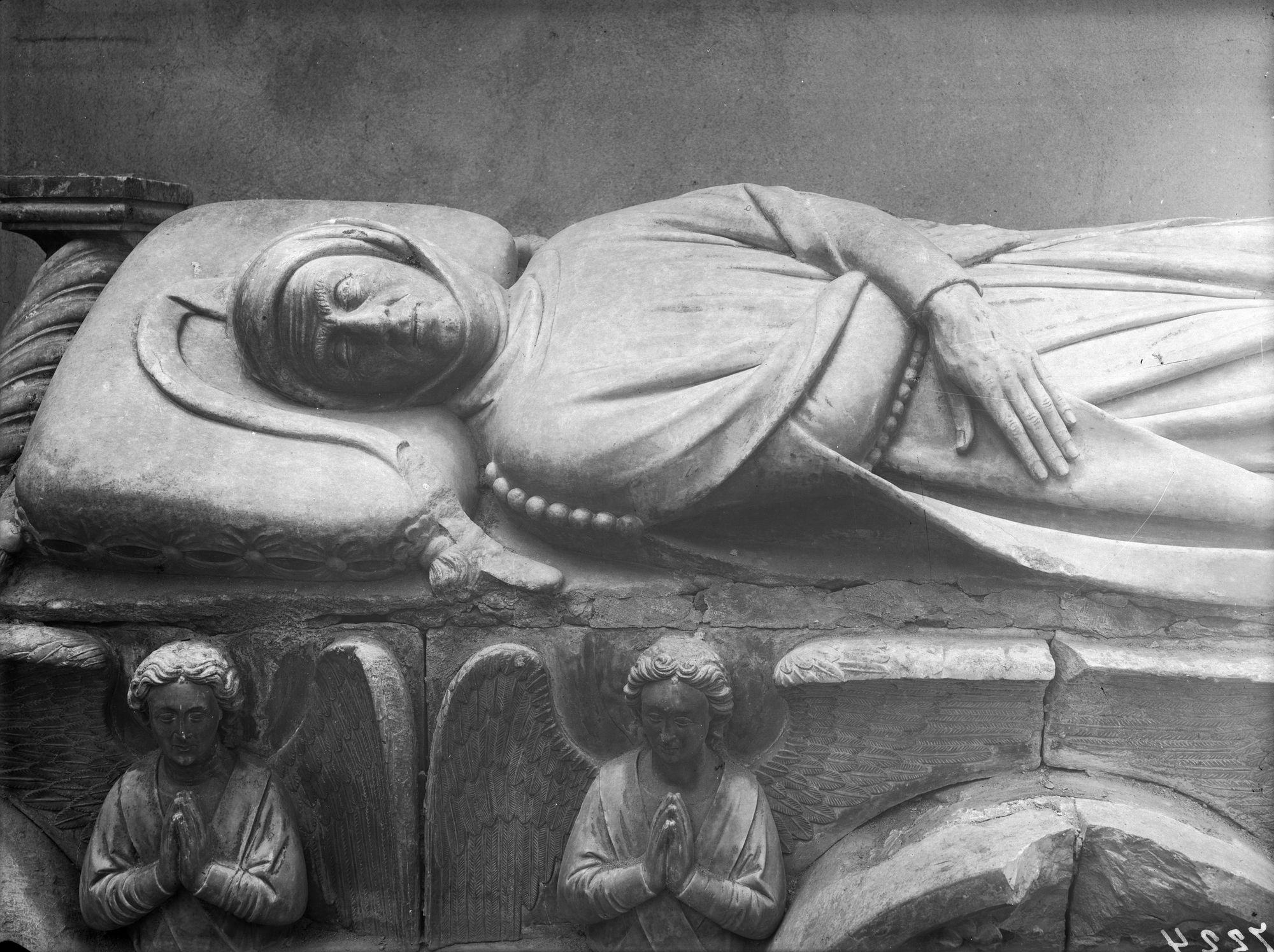 Chiesa degli Eremitani. Particolare del monumento a Jacopo da Carrara (negativo) di Gabinetto fotografico (XX)