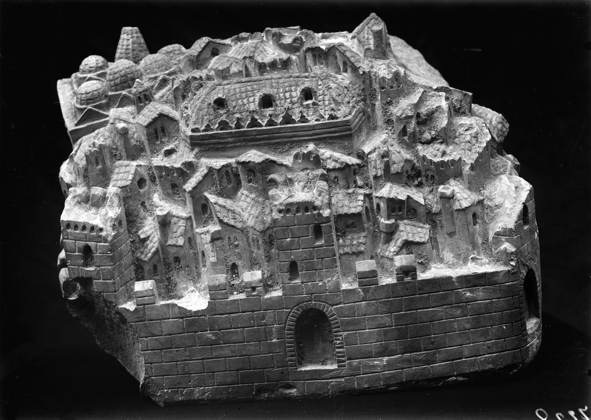Chiesa degli Eremitani. Scultura in pietra con i monumenti più caspiersi di Padova (negativo) di Gabinetto fotografico (XX)