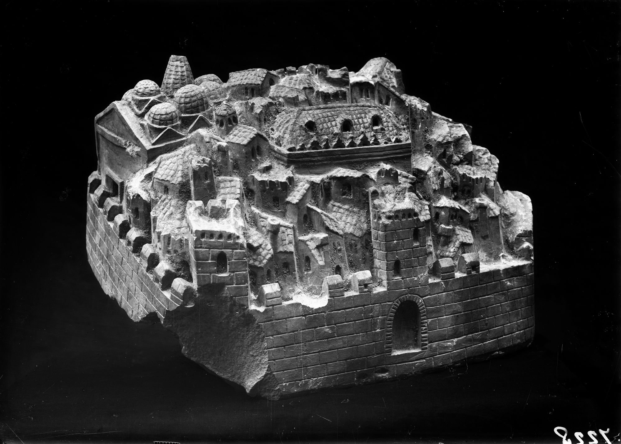 Chiesa degli Eremitani. Scultura in pietra con i monumenti più caspiersi di Padova (negativo) di Gabinetto fotografico (XX)