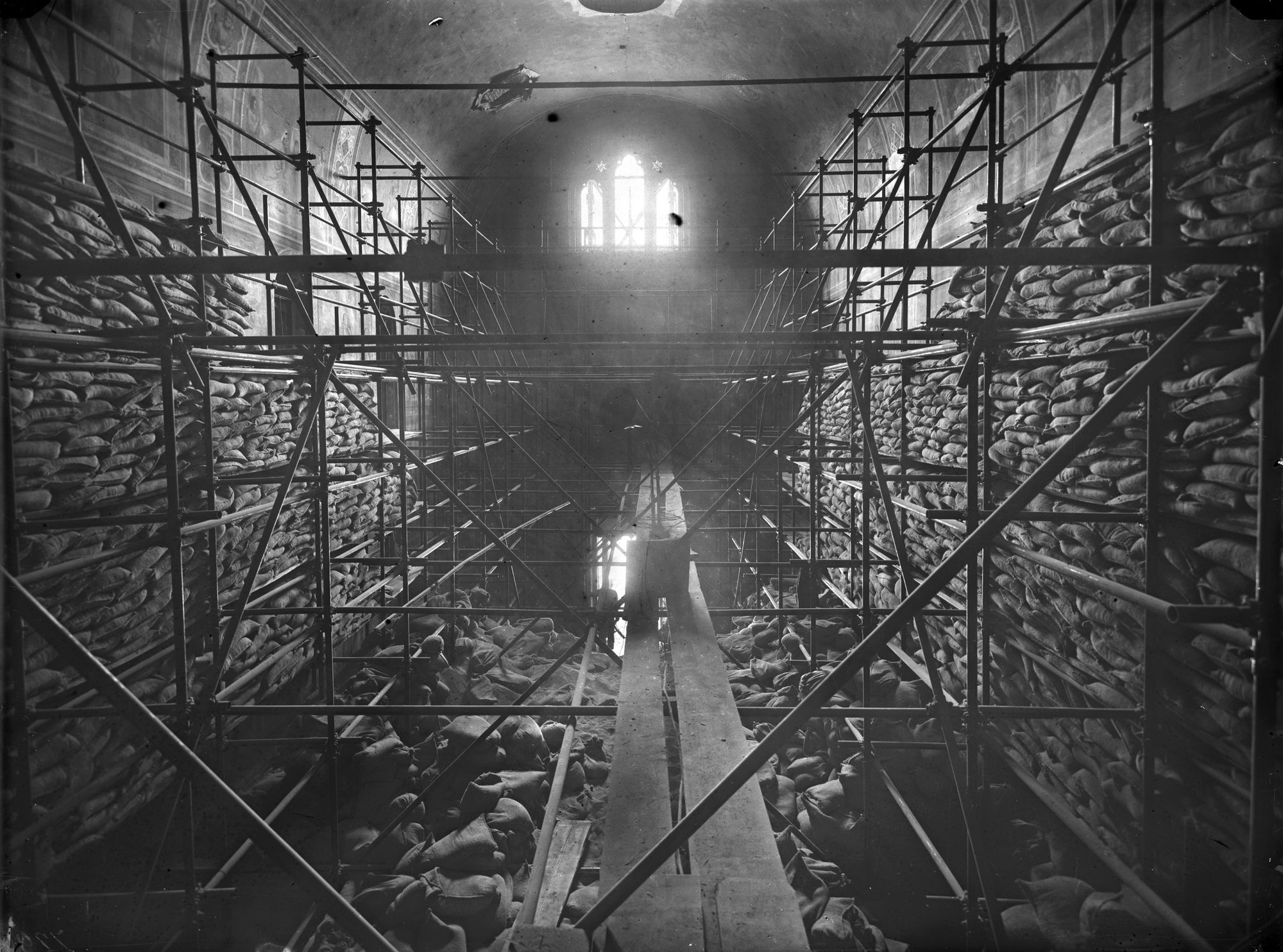 Opere di Guerra. Cappella degli Scrovegni. Aspetti interni edd esterni per la difesa della cappella e degli affreschi di Giotto (negativo) di Gabinetto fotografico (XX)