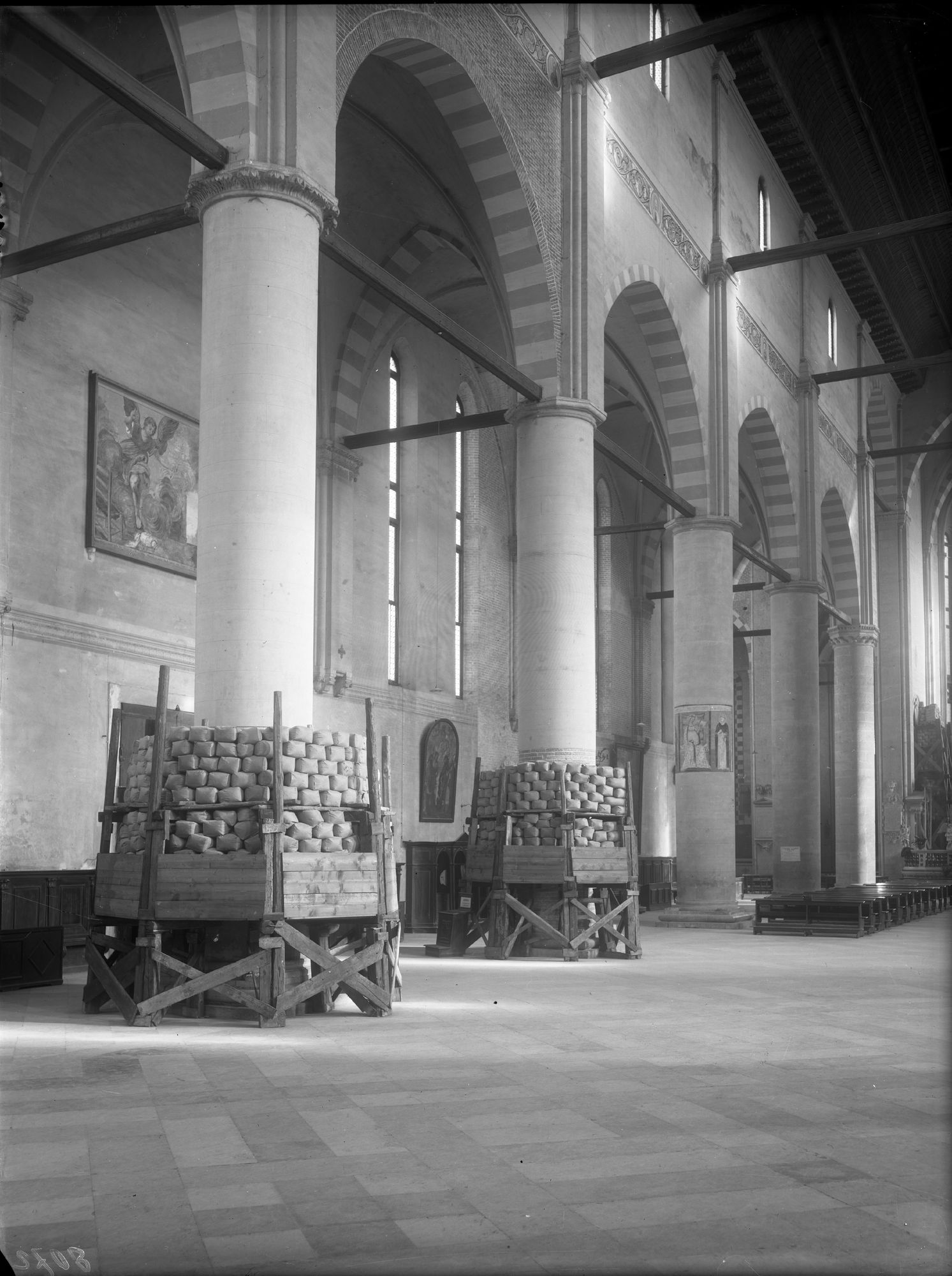 Chiesa San Nicolò. Particolari interni con le saccature a difesa degli affreschi sulle colonne (negativo) di Gabinetto fotografico (XX)