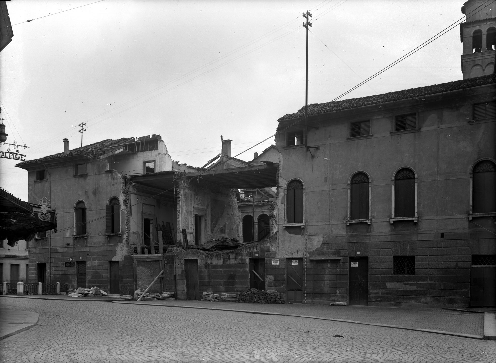 Piazza San Leonardo. Casa distinte con gli anagrafici 8-12, dopo il bombardamento (negativo) di Gabinetto fotografico (XX)
