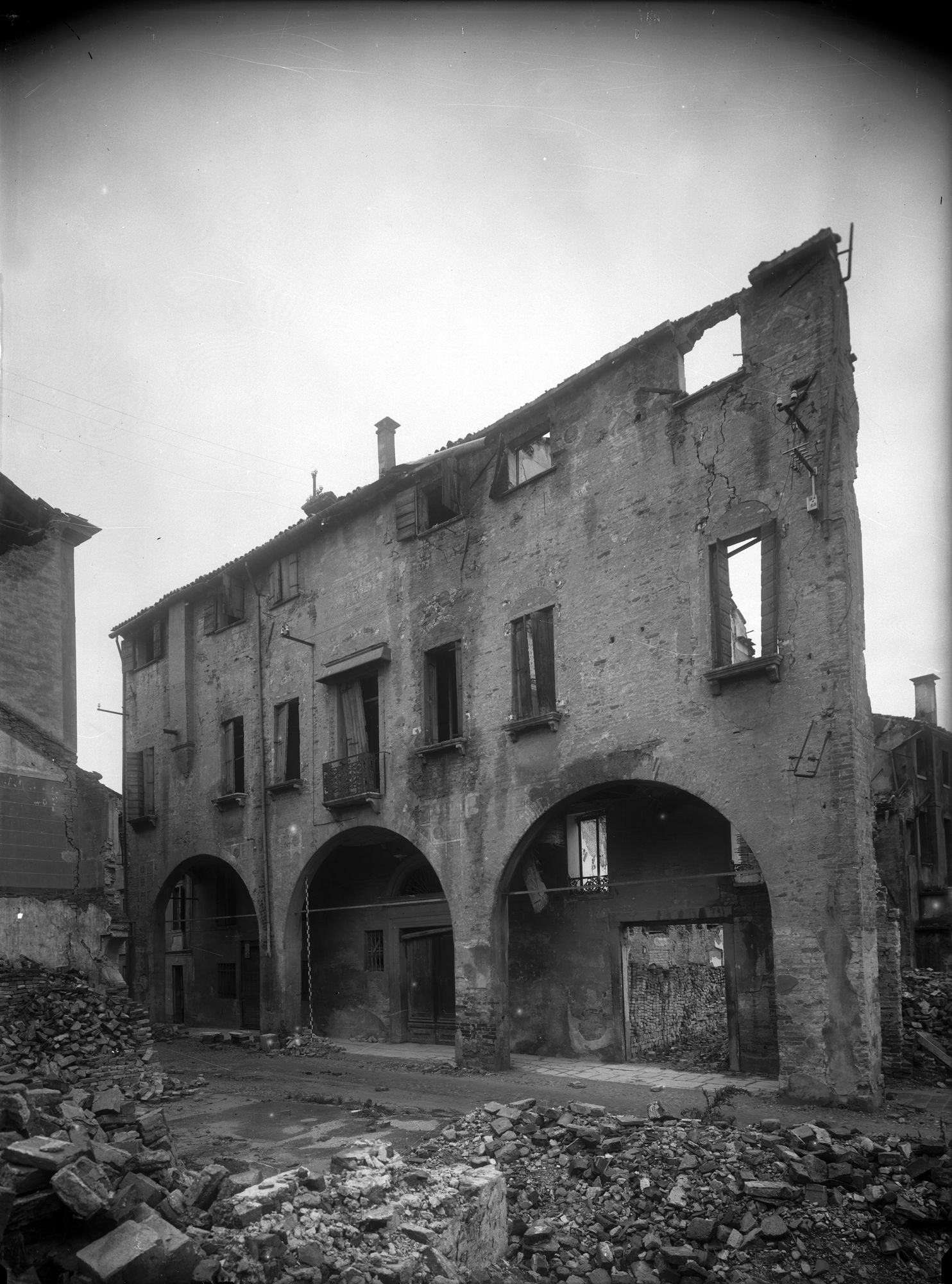 Via Collalto. La casa segnata col n. 18-22 dopo il bombardamento (negativo) di Gabinetto fotografico (XX)