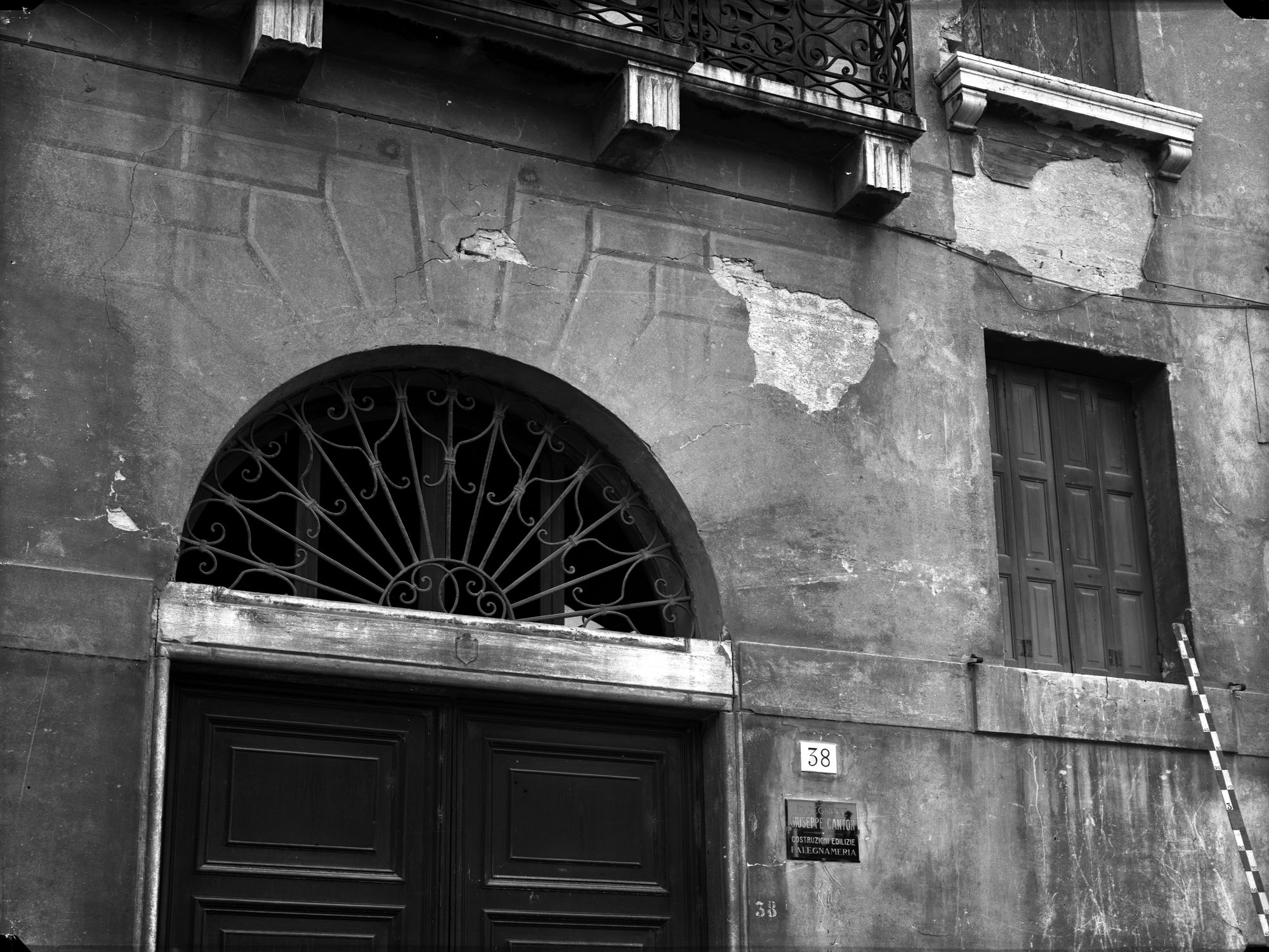 Riviera Regina Margherita n. 38. Traccie di affresco e architrave del portale (negativo) di Gabinetto fotografico (XX)