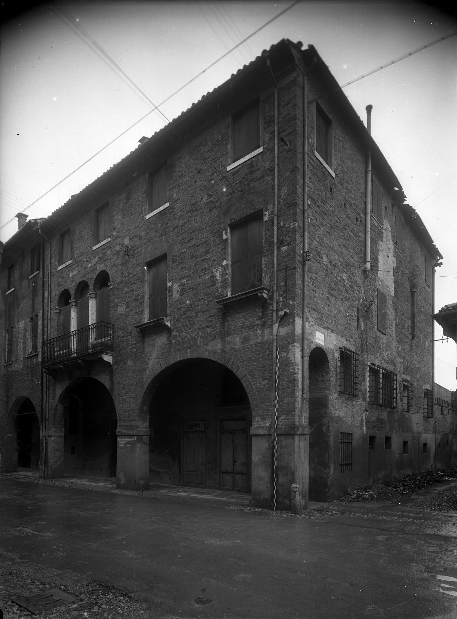 Via San Nicolò. Antica casa all'anagrafe 13 (negativo) di Gabinetto fotografico (XX)