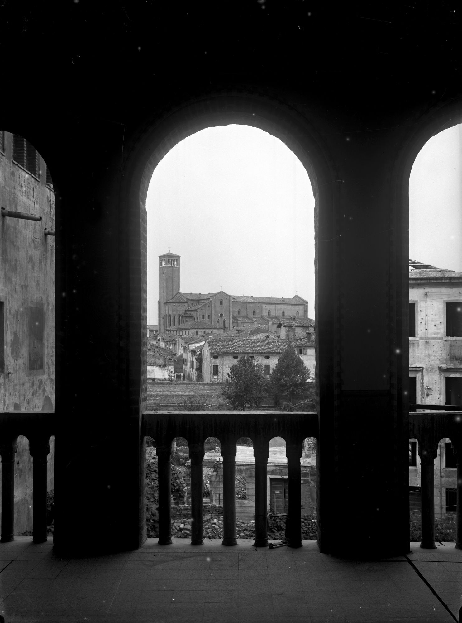 Via San Nicolò. La chiesa di San Nicolò vista dalla Loggia della curia (negativo) di Gabinetto fotografico (XX)