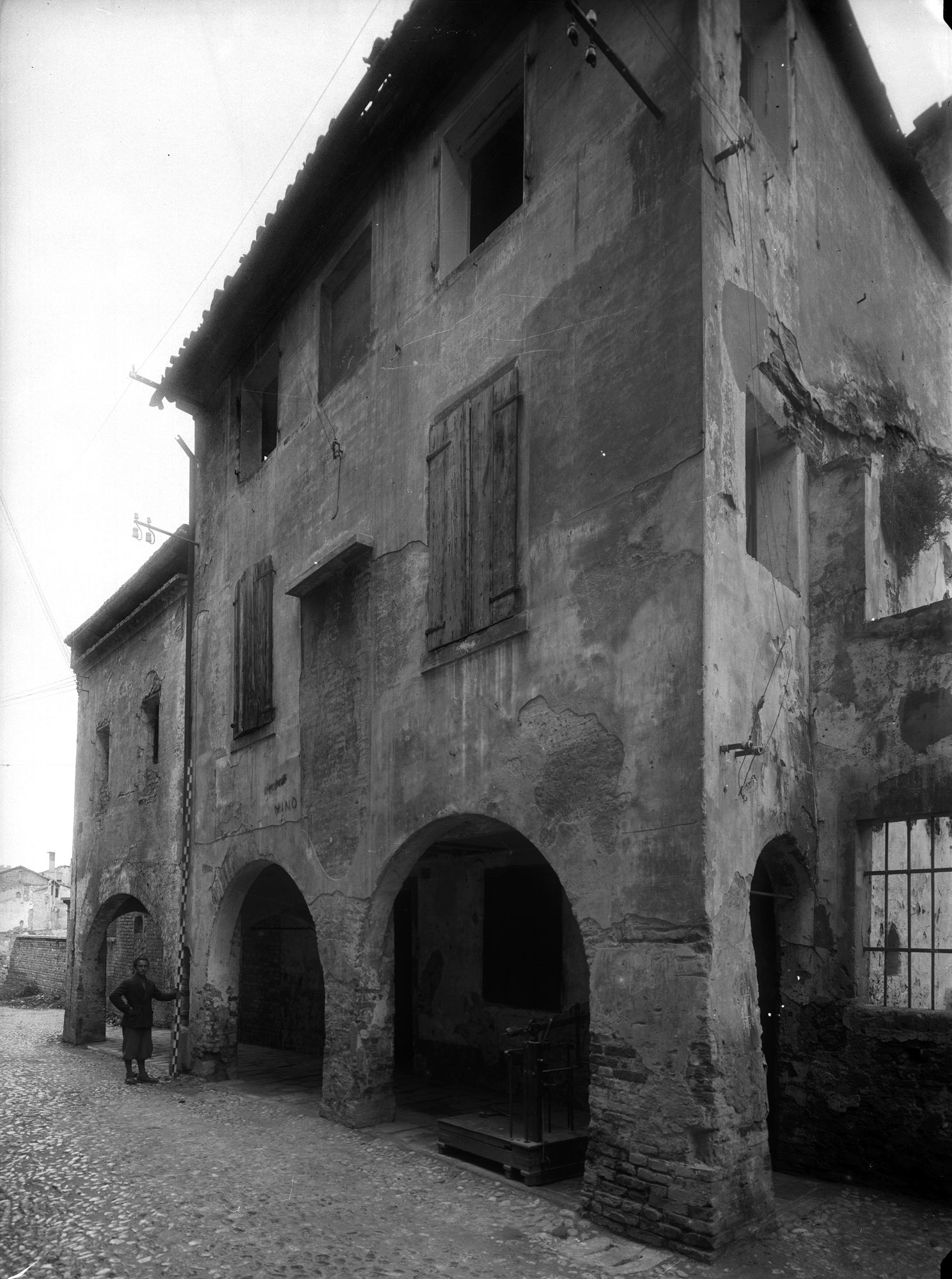 Via Isola di Mezzo. Facciata della casa n. 8 (negativo) di Gabinetto fotografico (XX)