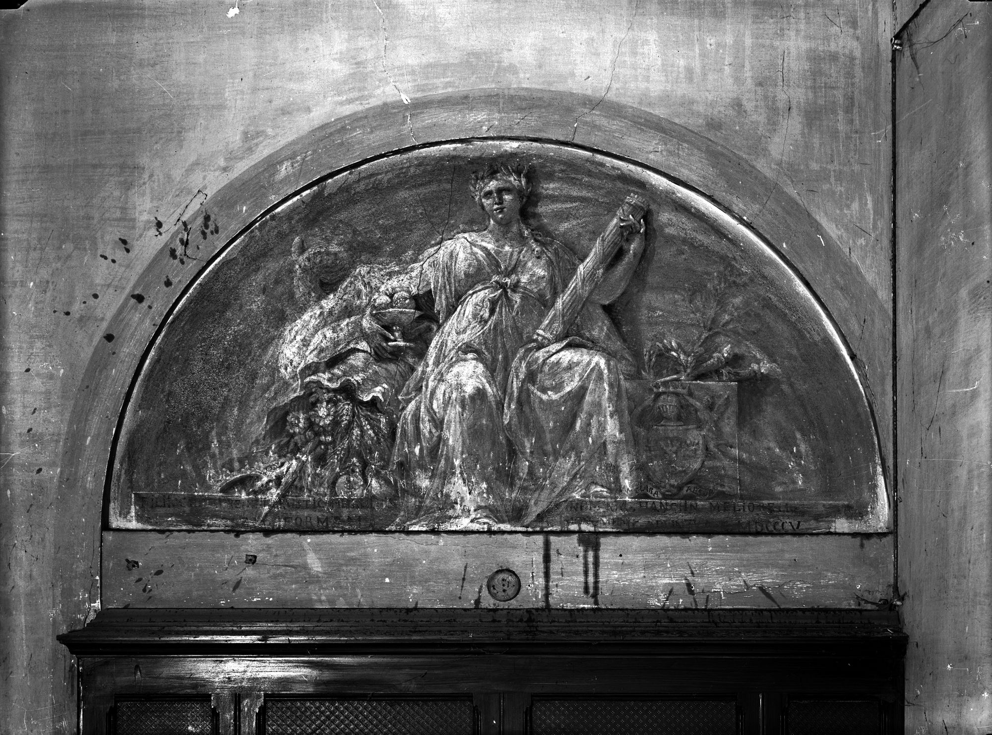 Via Carlo Alberto. Palazzo Rusteghello 30-32. Lunetta sulla scala (negativo) di Gabinetto fotografico (XX)