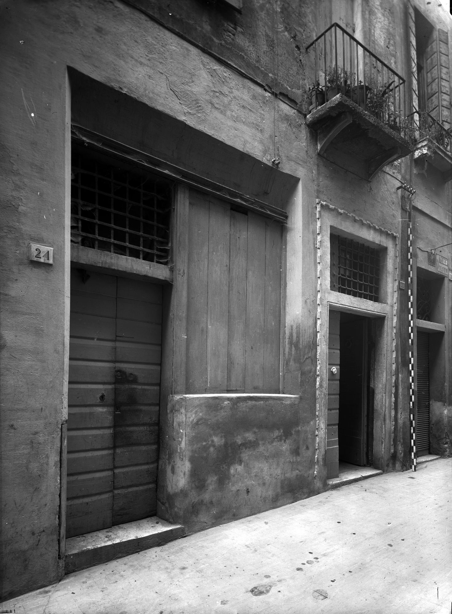 Via Barberia 22-24. Balconata originale e antica bottega (negativo) di Gabinetto fotografico (XX)