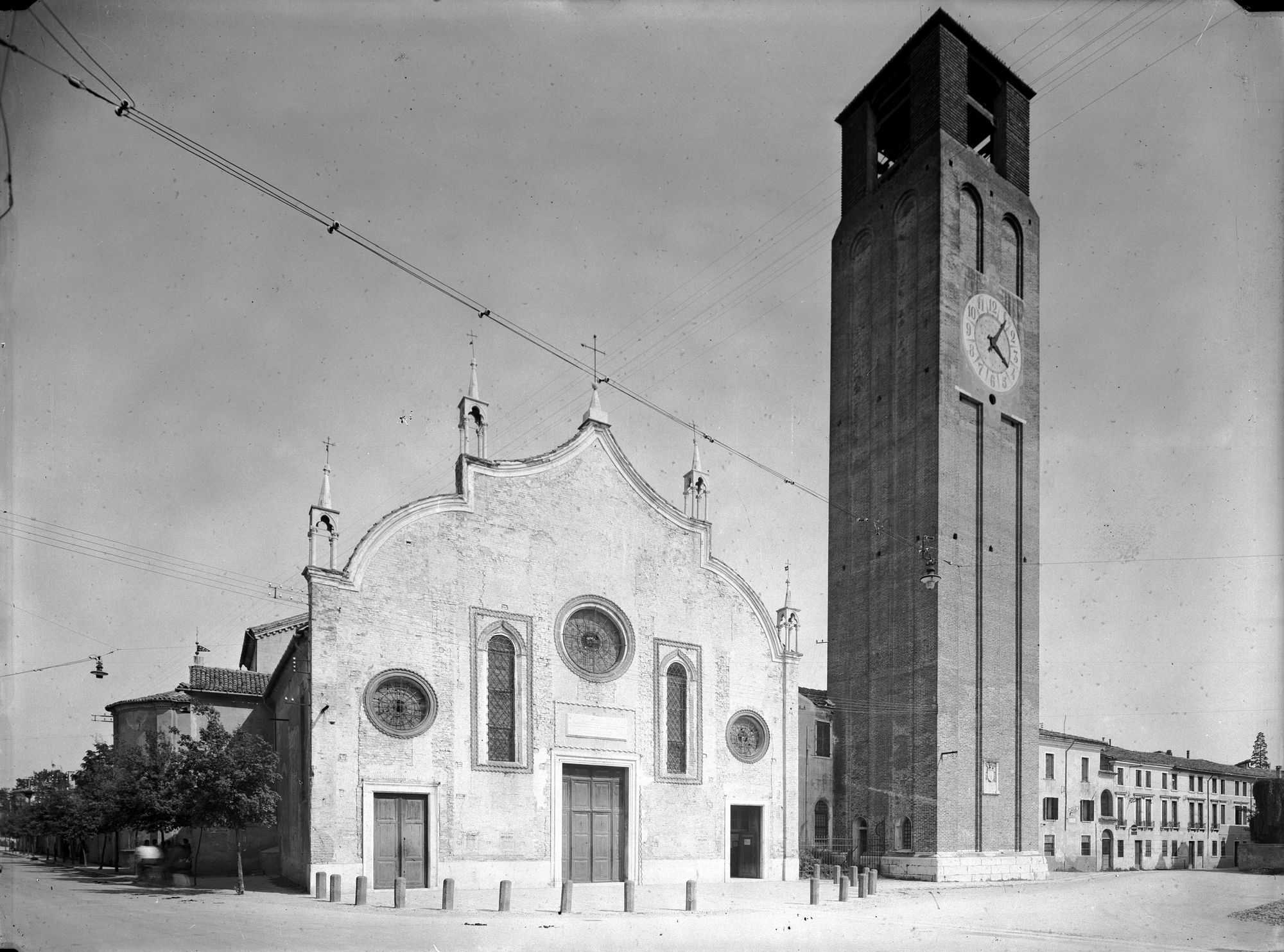 Chiesa di Santa Maria Maggiore. La facciata e campanile (negativo) di Gabinetto fotografico (XX)