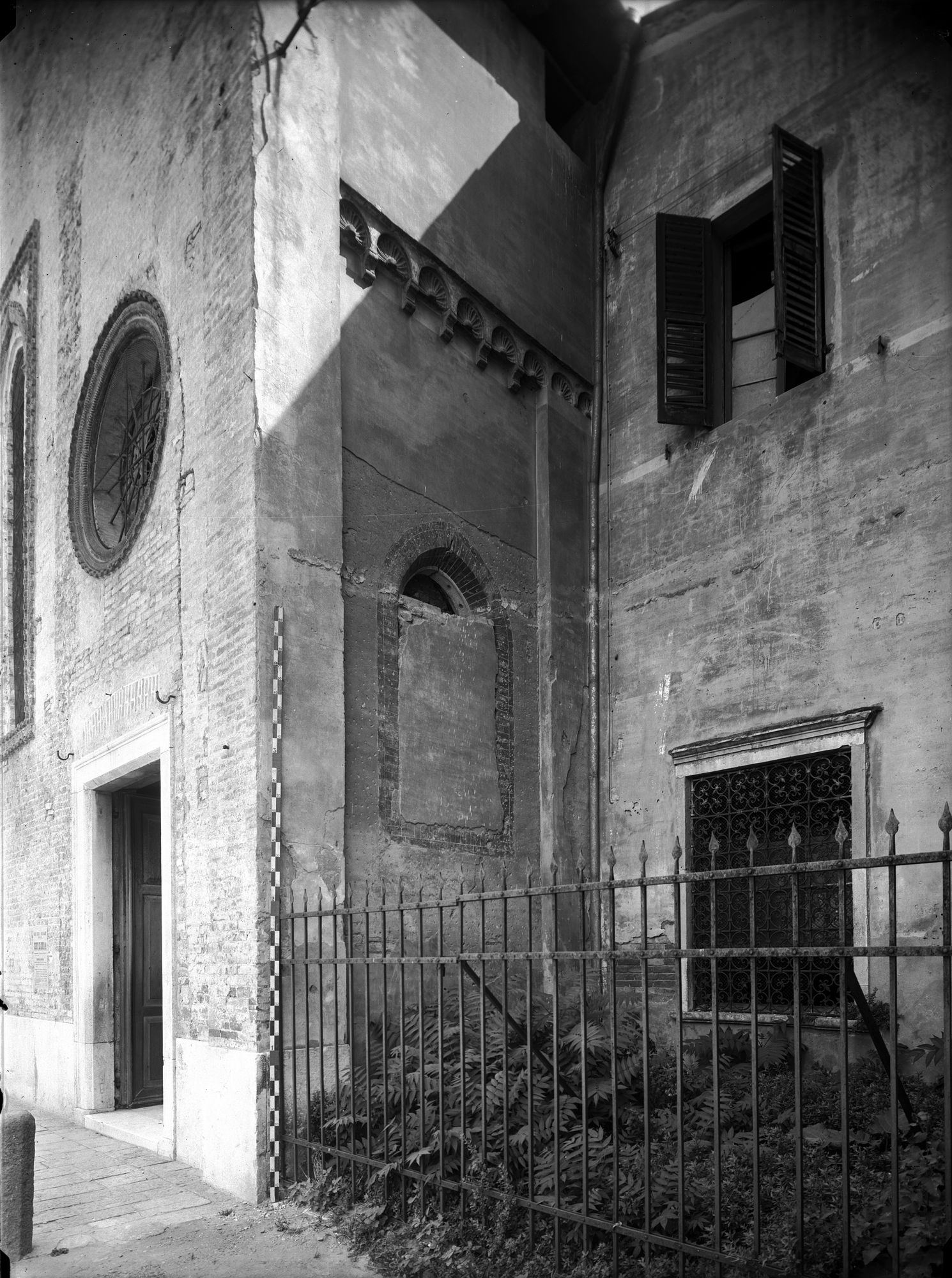 Chiesa di Santa Maria Maggiore. Fianco con finestra e cornice ogivale (negativo) di Gabinetto fotografico (XX)