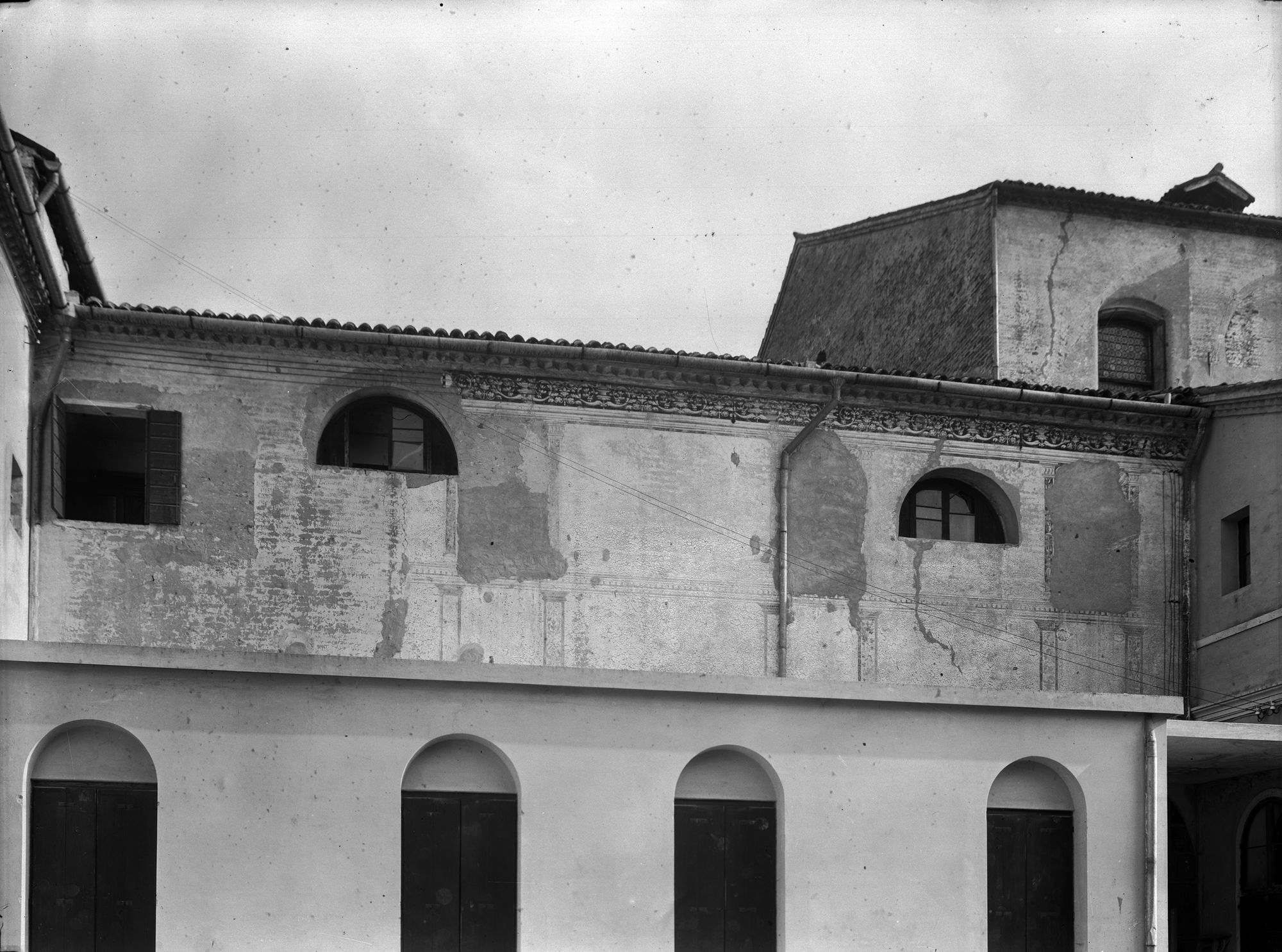 Chiesa di Santa Maria Maggiore. Cortile del convento (negativo) di Gabinetto fotografico (XX)