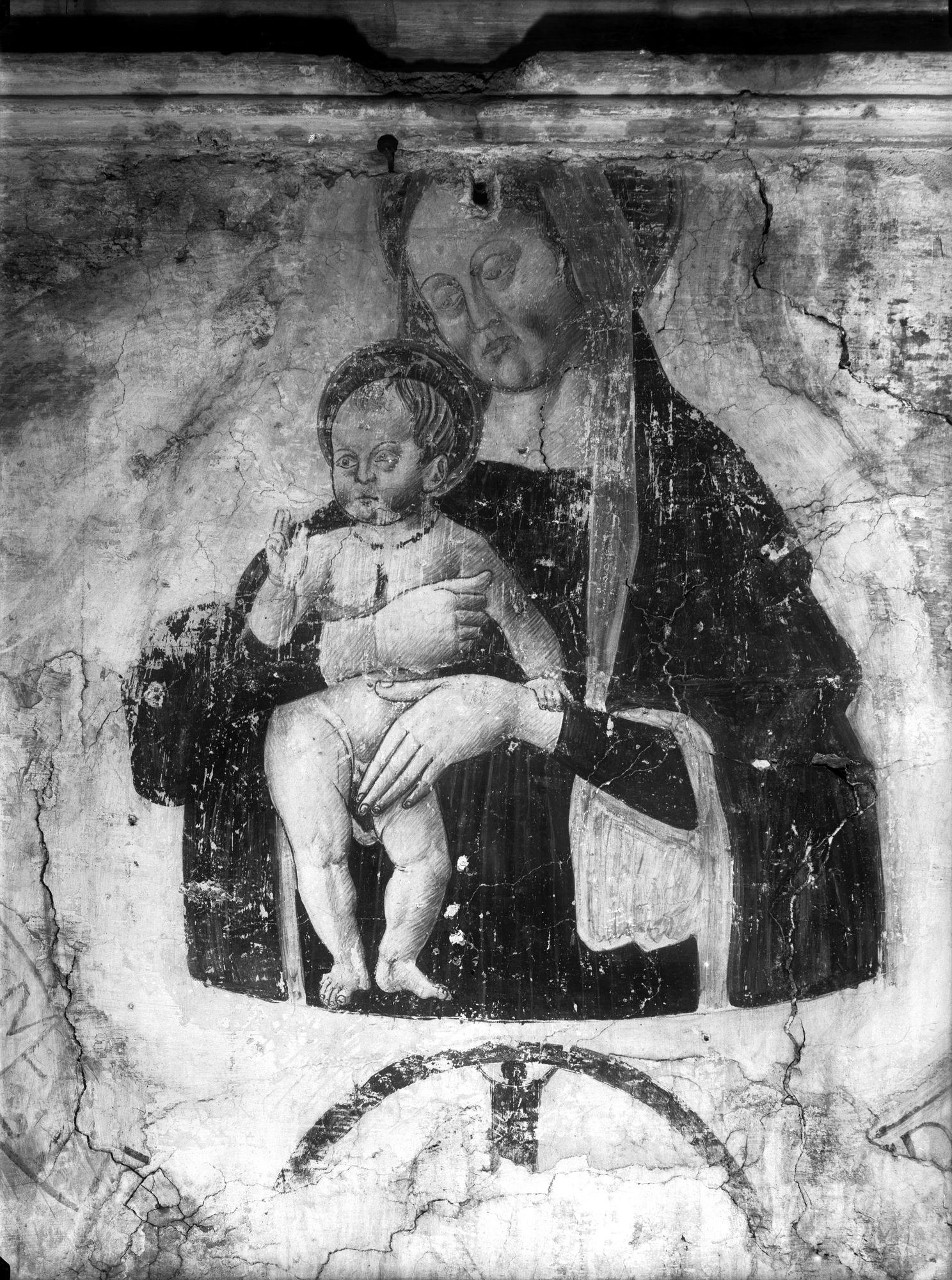 Chiesa di Santa Maria Maggiore. Madonna e bambino. Affresco secolo XVI distrutto il 13/03/1945 (negativo) di Gabinetto fotografico (XX)