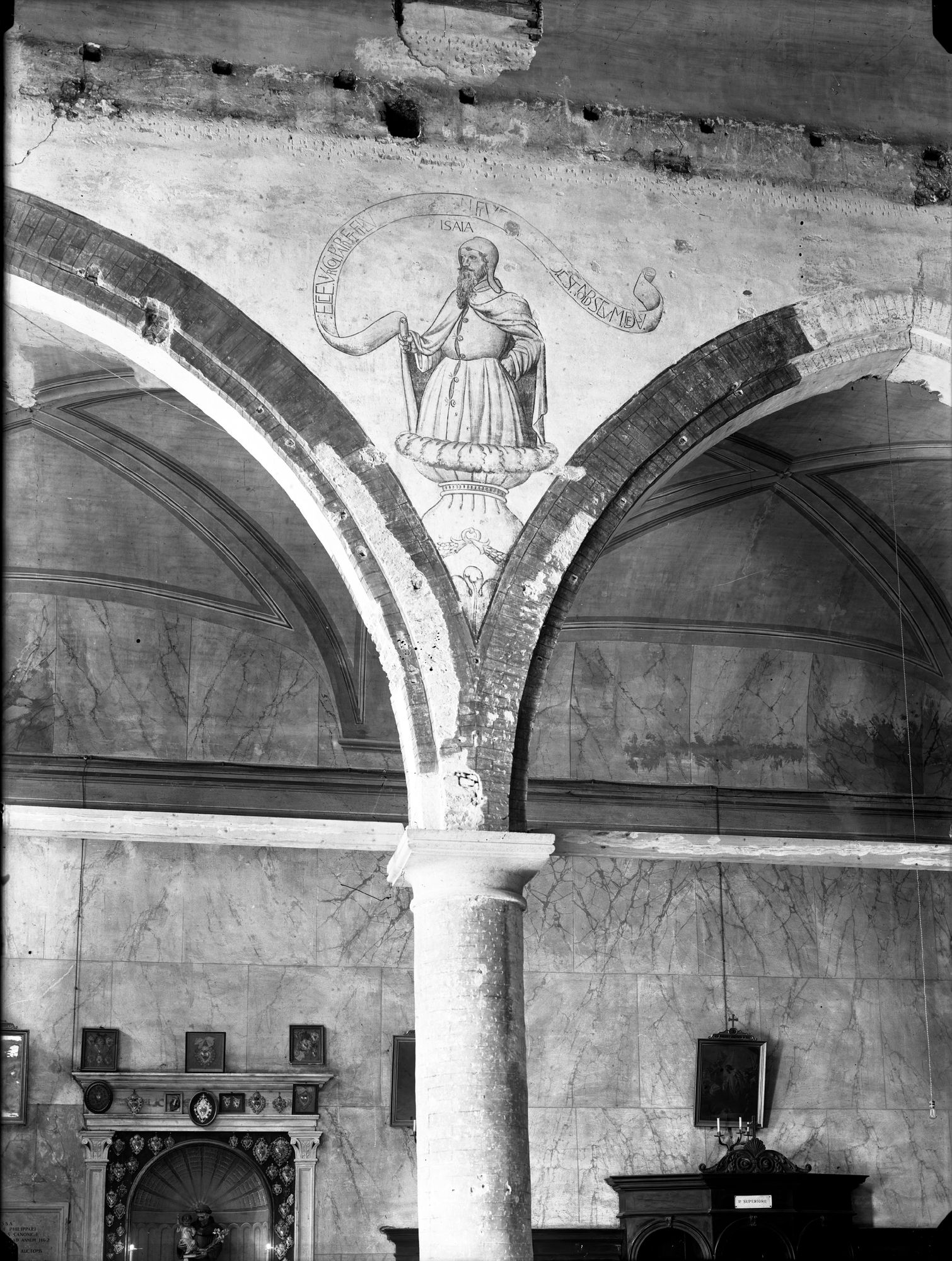 Chiesa di Santa Maria Maggiore. Il profeta Zaia fra le arcate della nave centrale (negativo) di Gabinetto fotografico (XX)