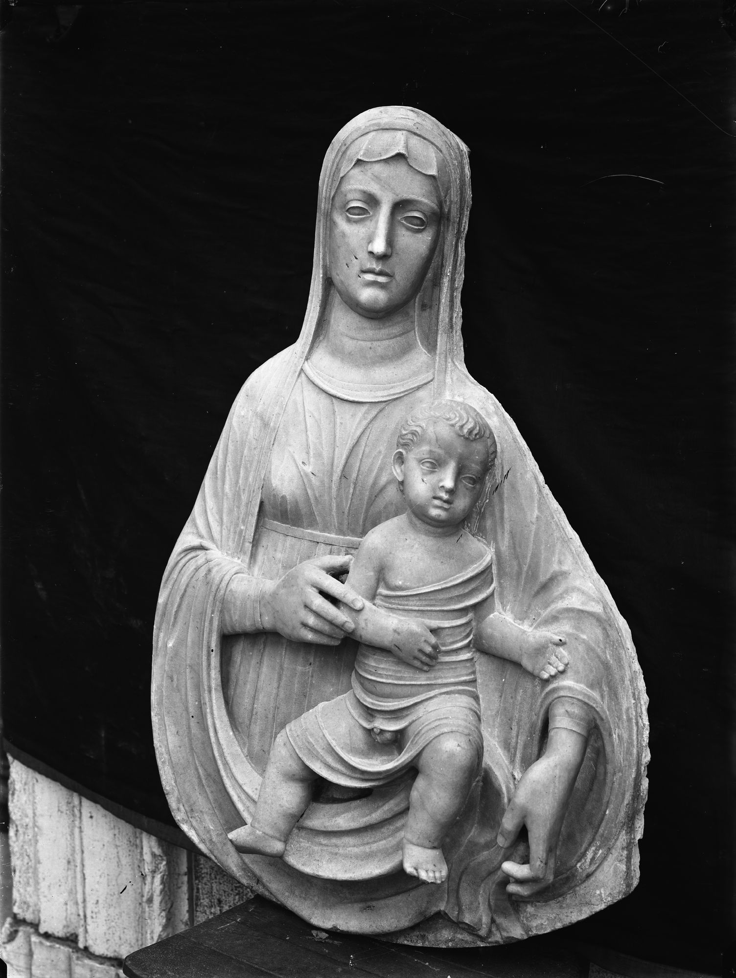 Chiesa di Santa Maria Maggiore. Madonna e bambino. Scultura in pietra (negativo) di Gabinetto fotografico (XX)