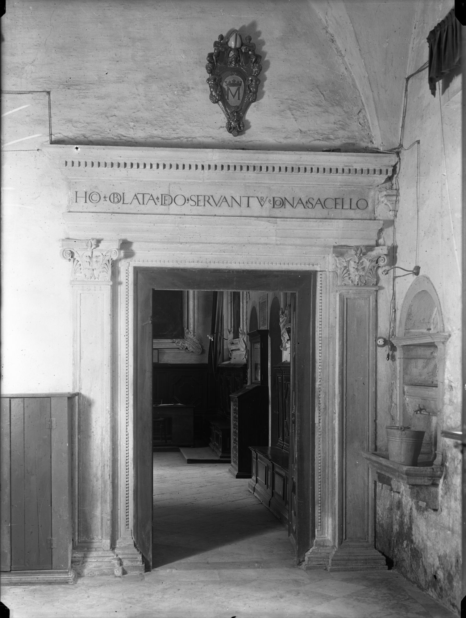 Chiesa di Santa Maria Maggiore. Porta della sacrestia (negativo) di Gabinetto fotografico (XX)