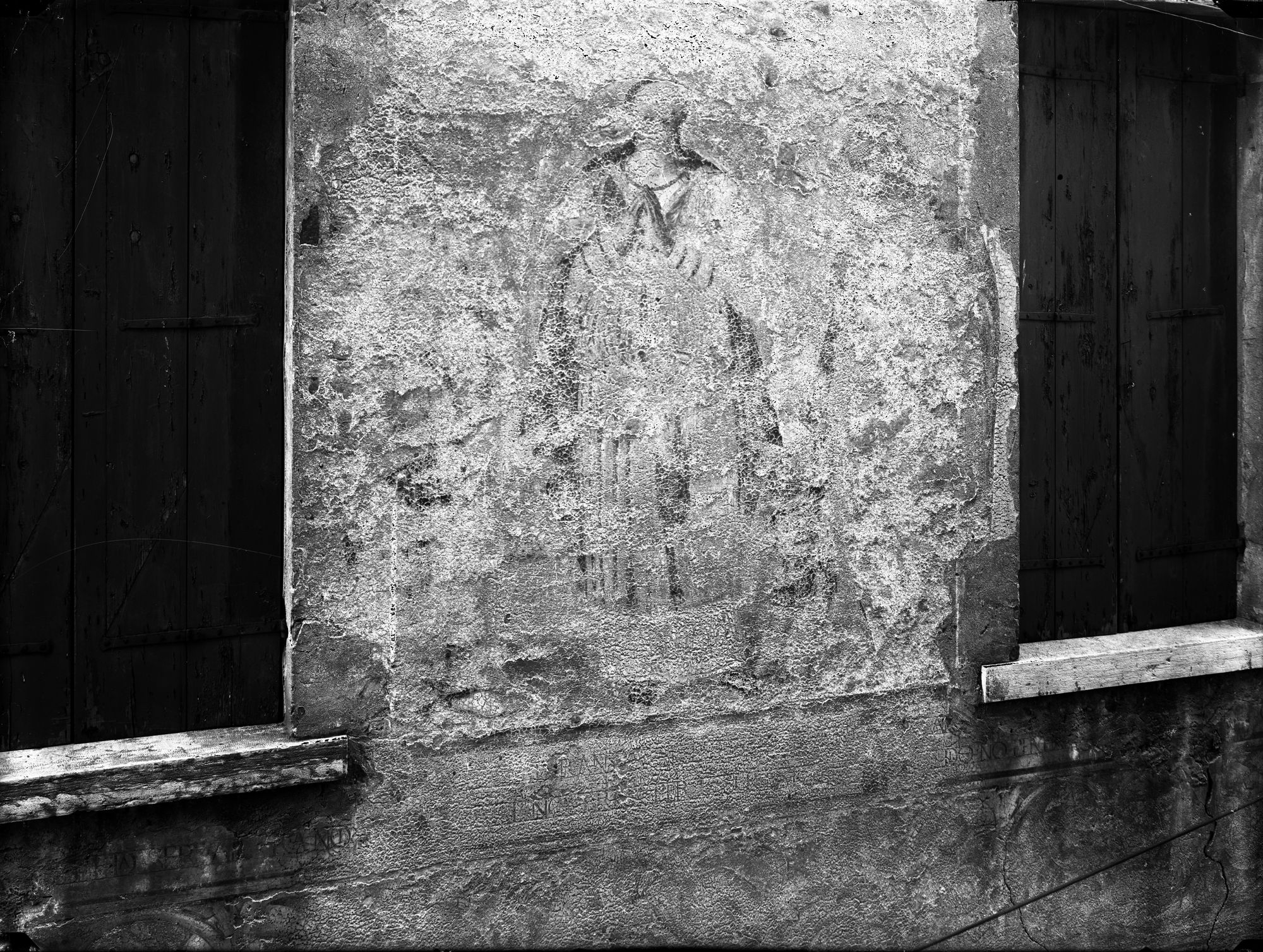 Casa in via Risorgimanto 18-20. Particolare di affresco in linea alle finestre del 1° piano (negativo) di Gabinetto fotografico (XX)