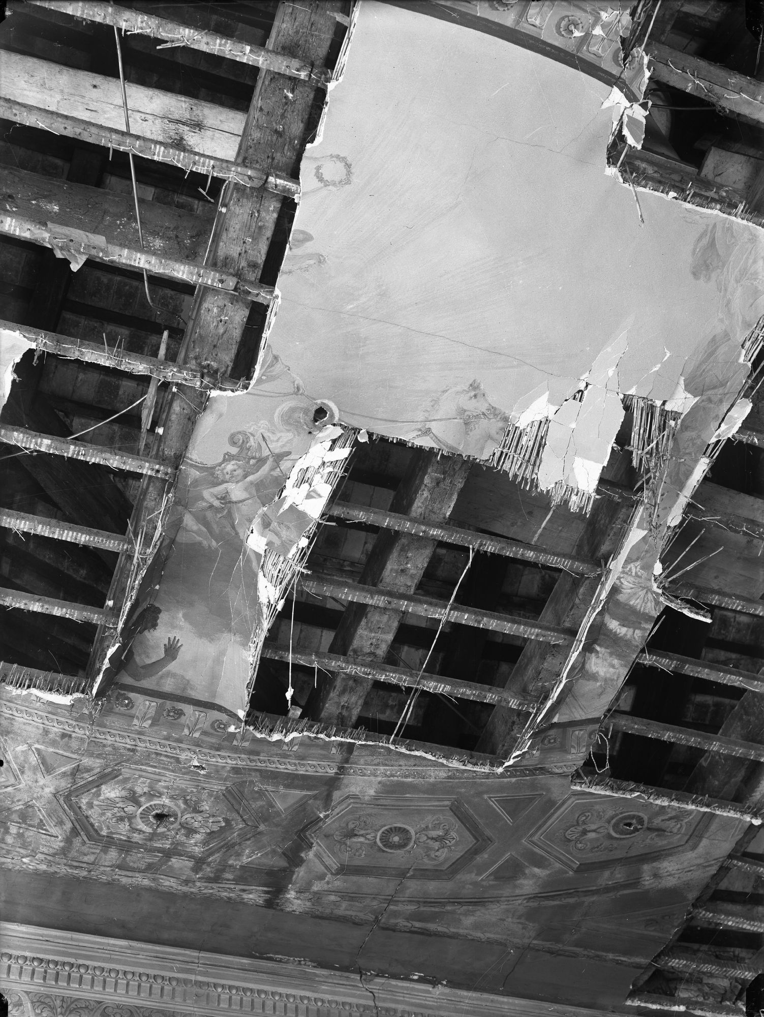 Palazzo Filodrammatici. Sala centrale. Avanzi del soffitto crollato (negativo) di Gabinetto fotografico (XX)