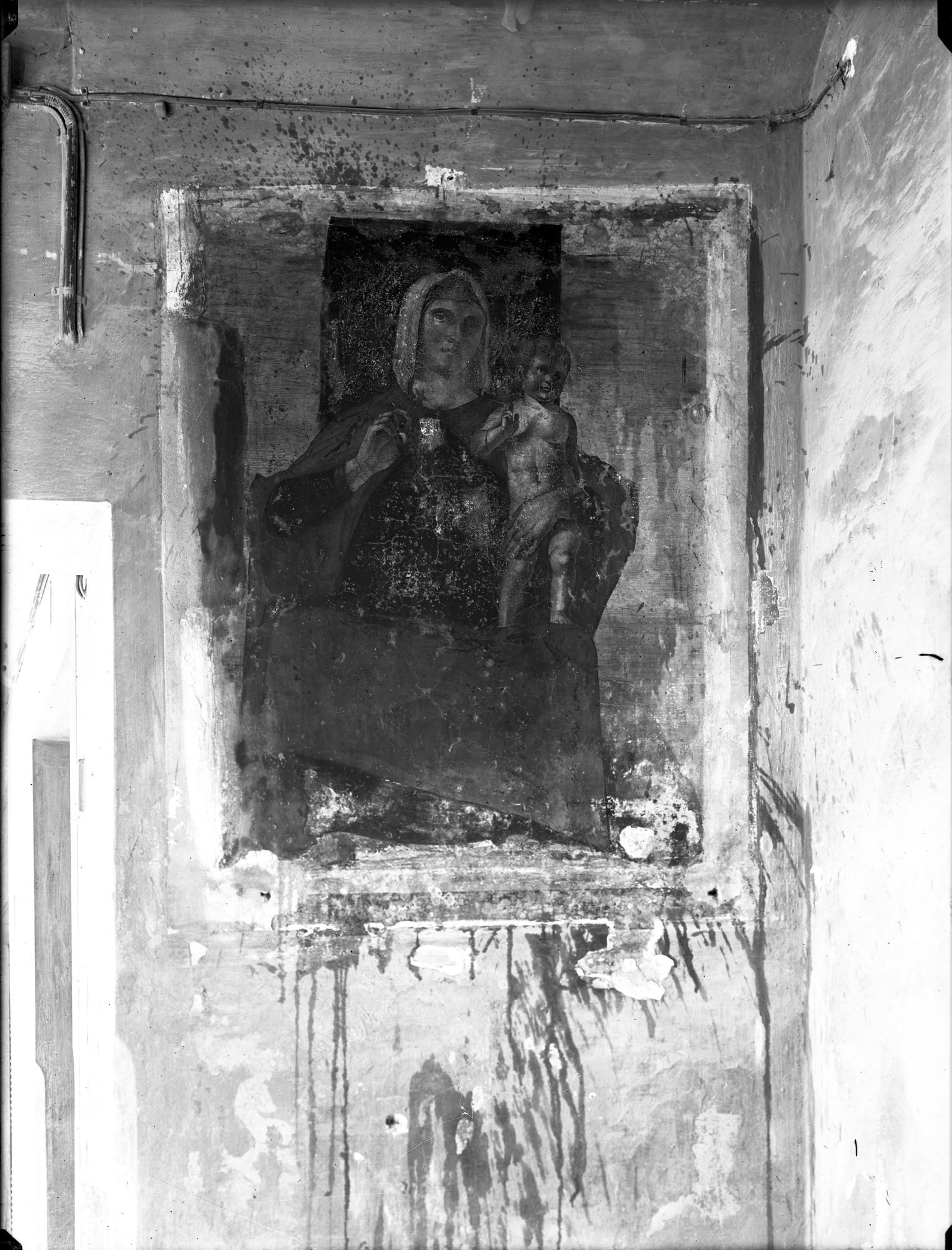 Piazza Santa Maria Maggiore n.3-6. Madonna e Bambino. Affresco (negativo) di Gabinetto fotografico (XX)