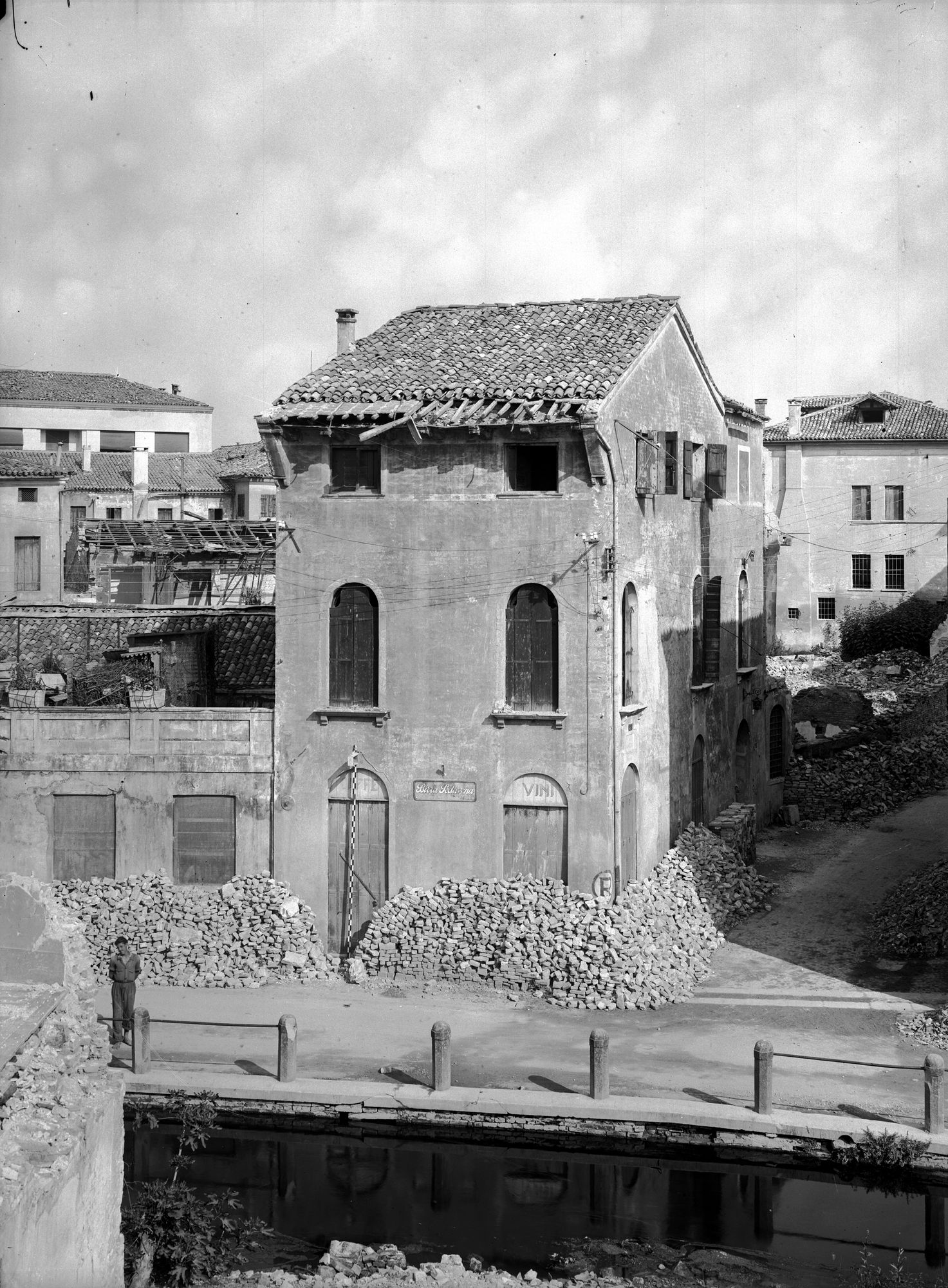 Via Roggia 58 e via Marzollo. Veduta esterna (negativo) di Gabinetto fotografico (XX)