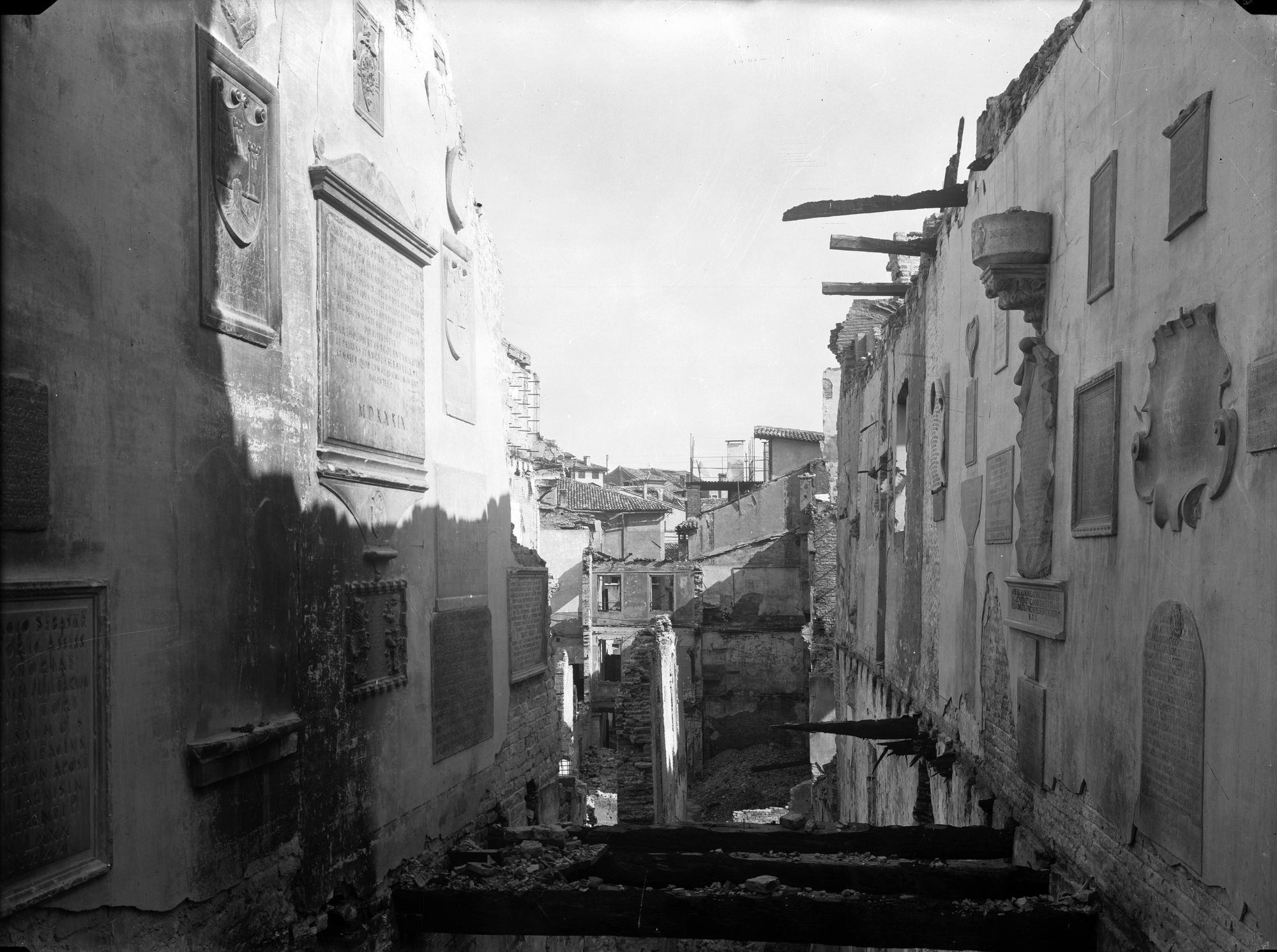 Biblioteca capitolare. Veduta dopo l'incursuìione aerea del 7 Aprile 1944 (negativo) di Gabinetto fotografico (XX)