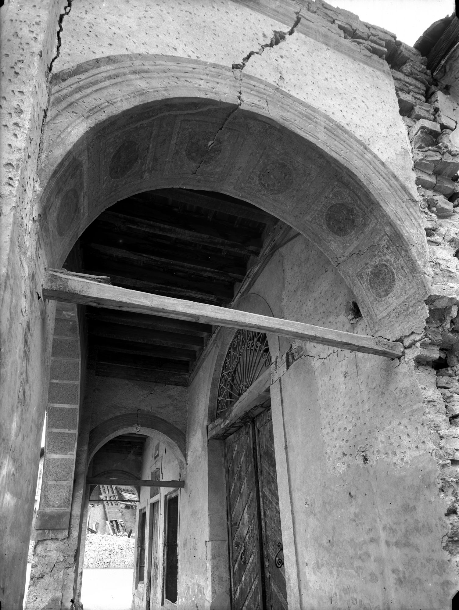 Via Canova 18. Decorazione dell'arco del porticato dopo il bombardamento (negativo) di Gabinetto fotografico (XX)