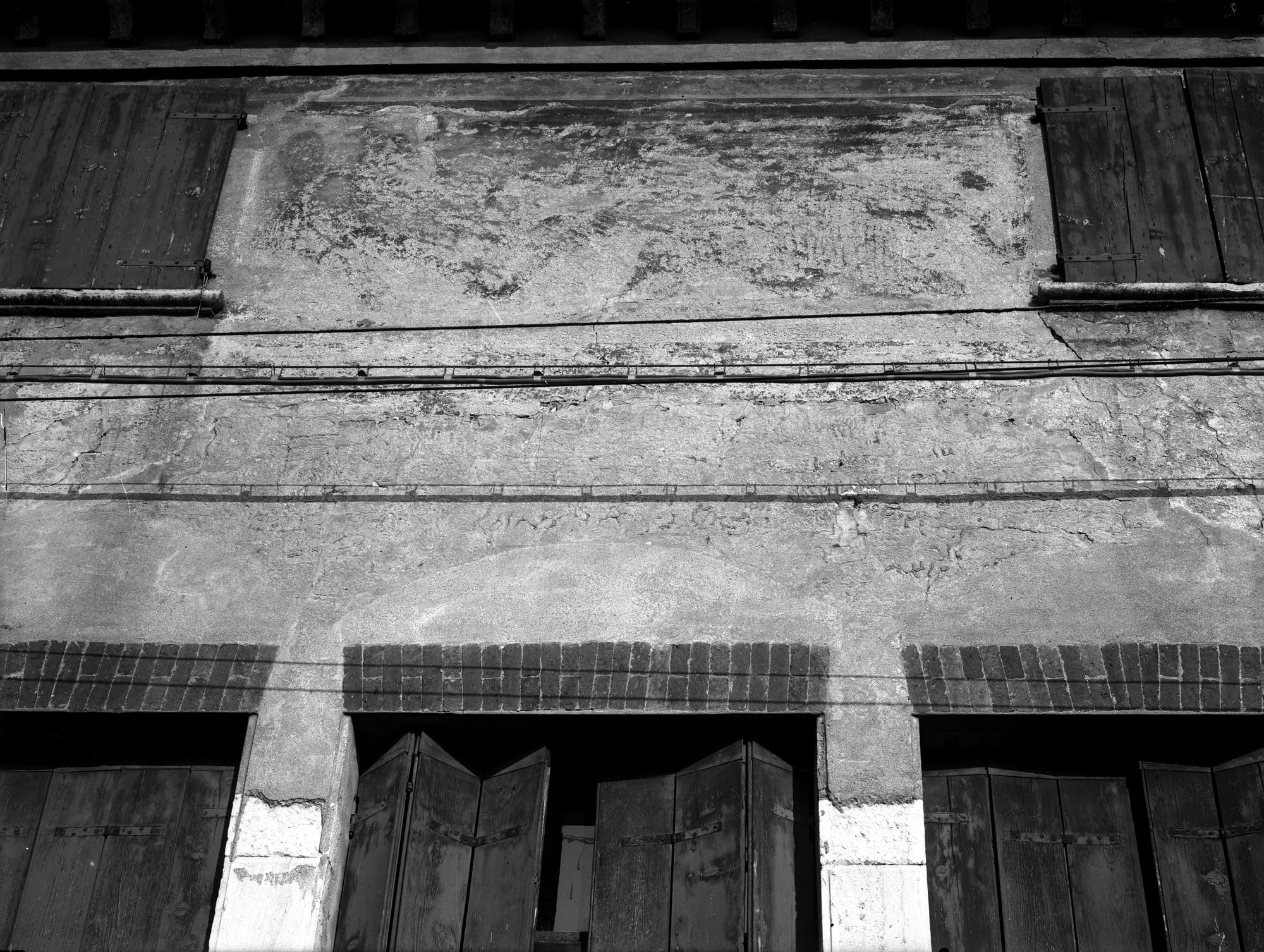 Via Tolpada 12. Resti di affresco sotto il cornicione (negativo) di Gabinetto fotografico (XX)