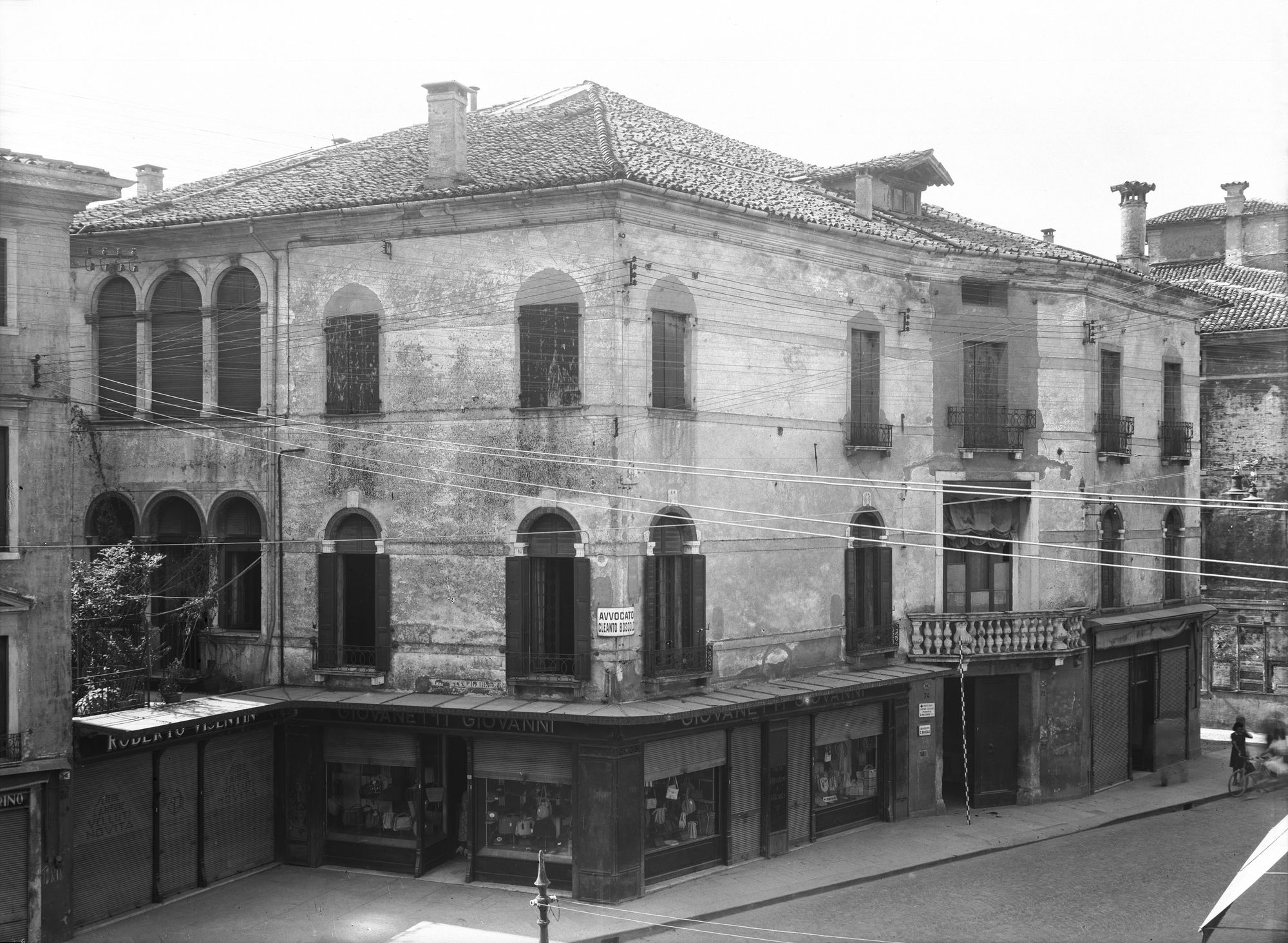 Via R. Umberto 72-74. Veduta del palazzo Volpato Bevacqua.? (negativo) di Gabinetto fotografico (XX)