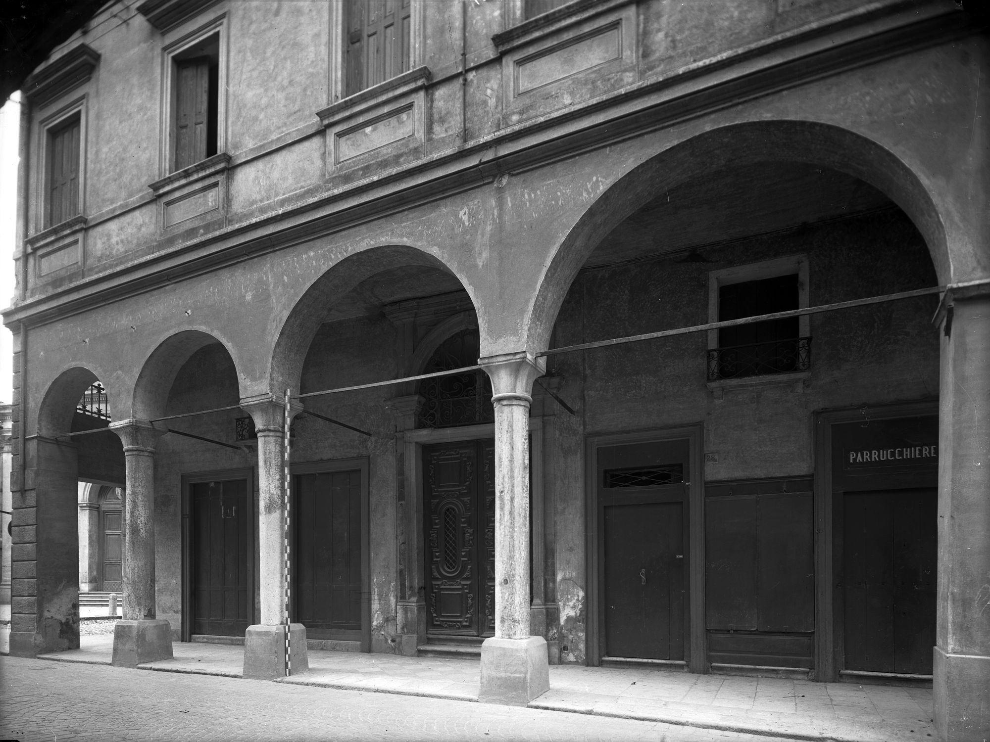 Via Carlo Alberto 28-30. Particolare del porticato con colonne e capitelli (negativo) di Gabinetto fotografico (XX)
