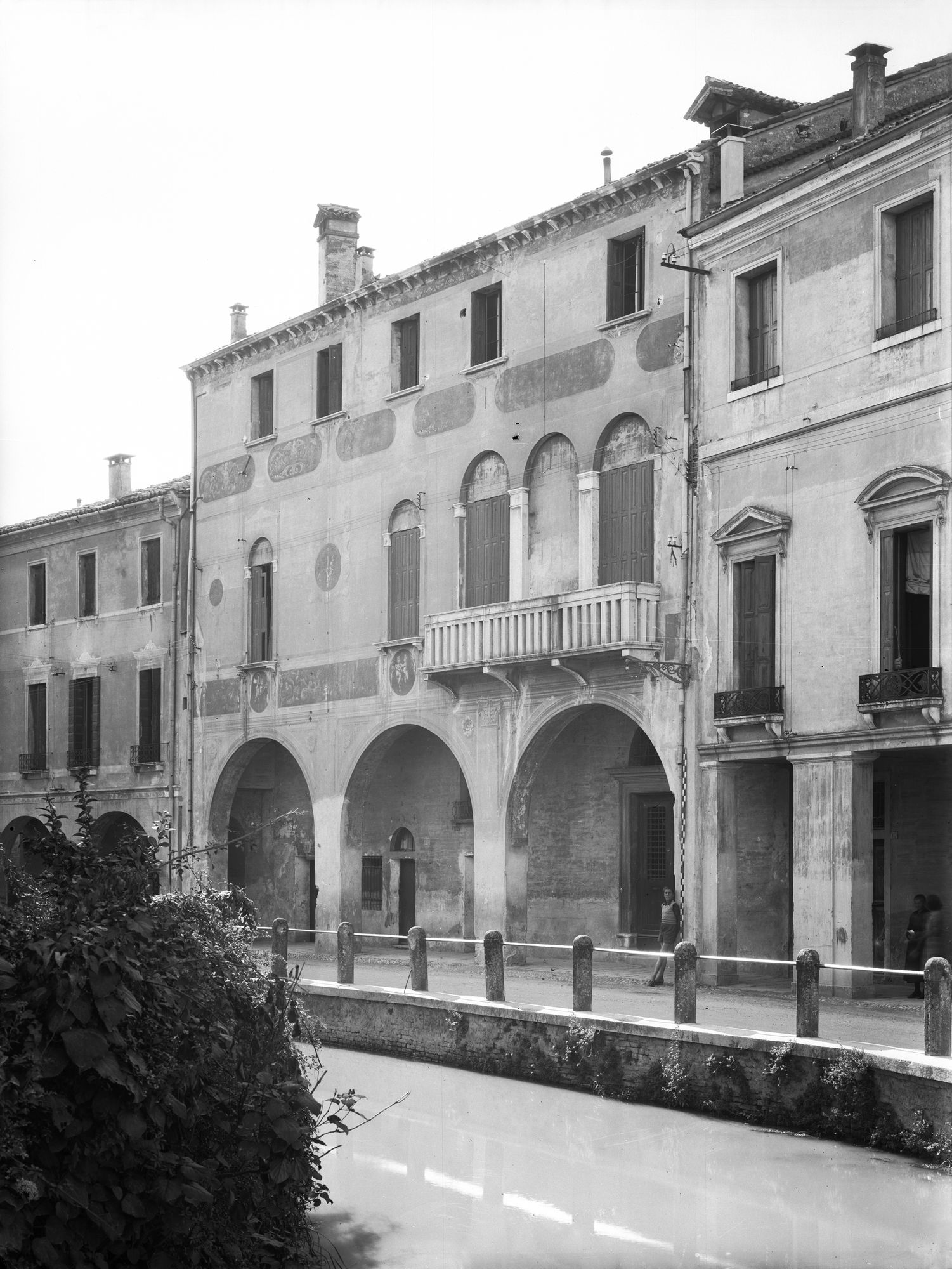 Via Roggia 12. Prospetto con affreschi (negativo) di Gabinetto fotografico (XX)