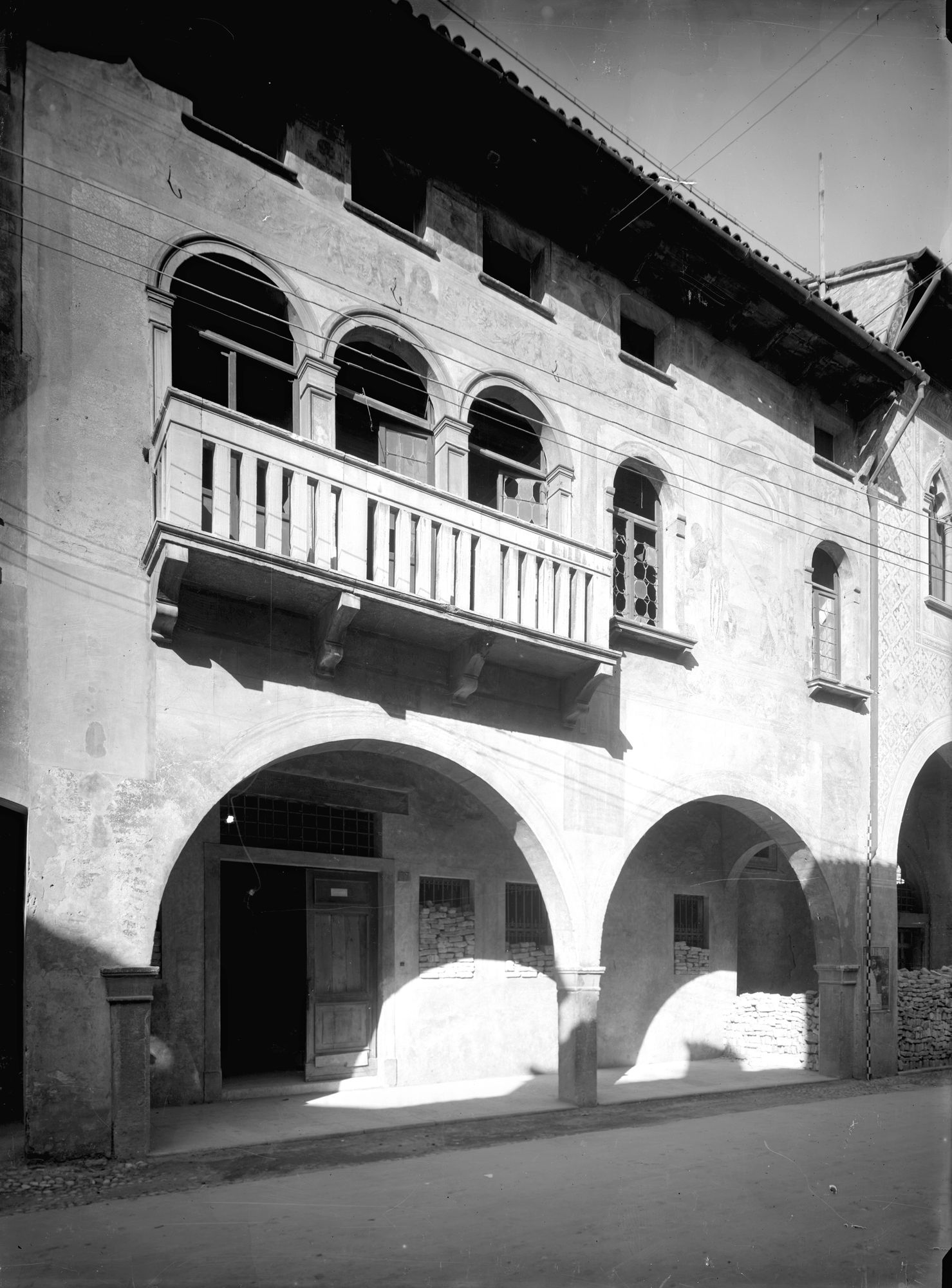 Via Canova 40. Prospetto con traccia di affreschi sec. XVI (negativo) di Gabinetto fotografico (XX)