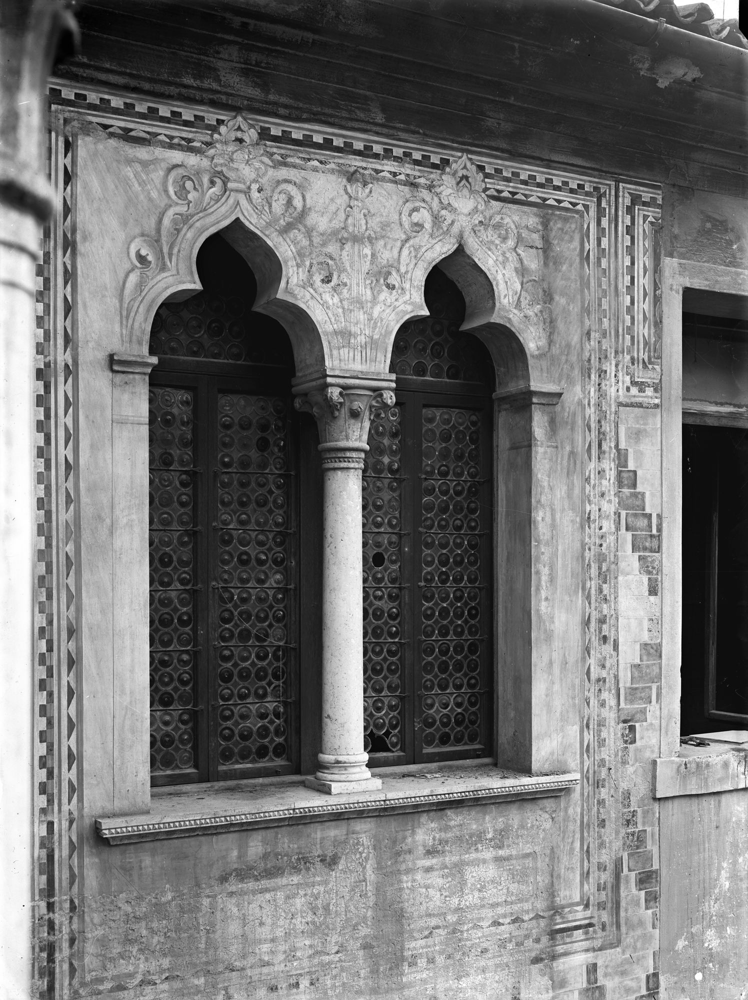Casa in via Tolpada 3. Bifora sec. XVI (negativo) di Gabinetto fotografico (XX)