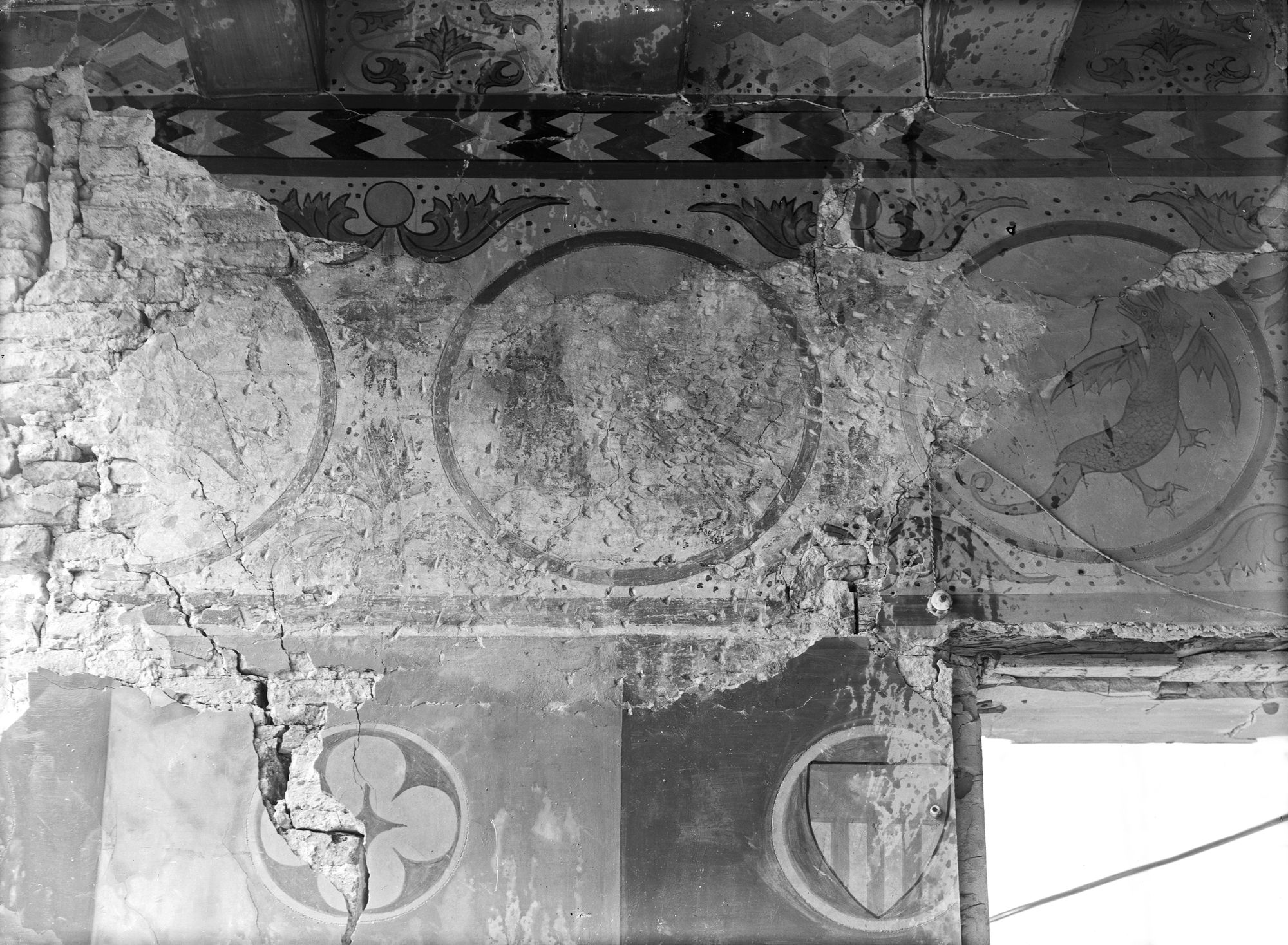 Casa in via re Umberto 28-34. decorazione di parete del sec. XIII (negativo) di Gabinetto fotografico (XX)