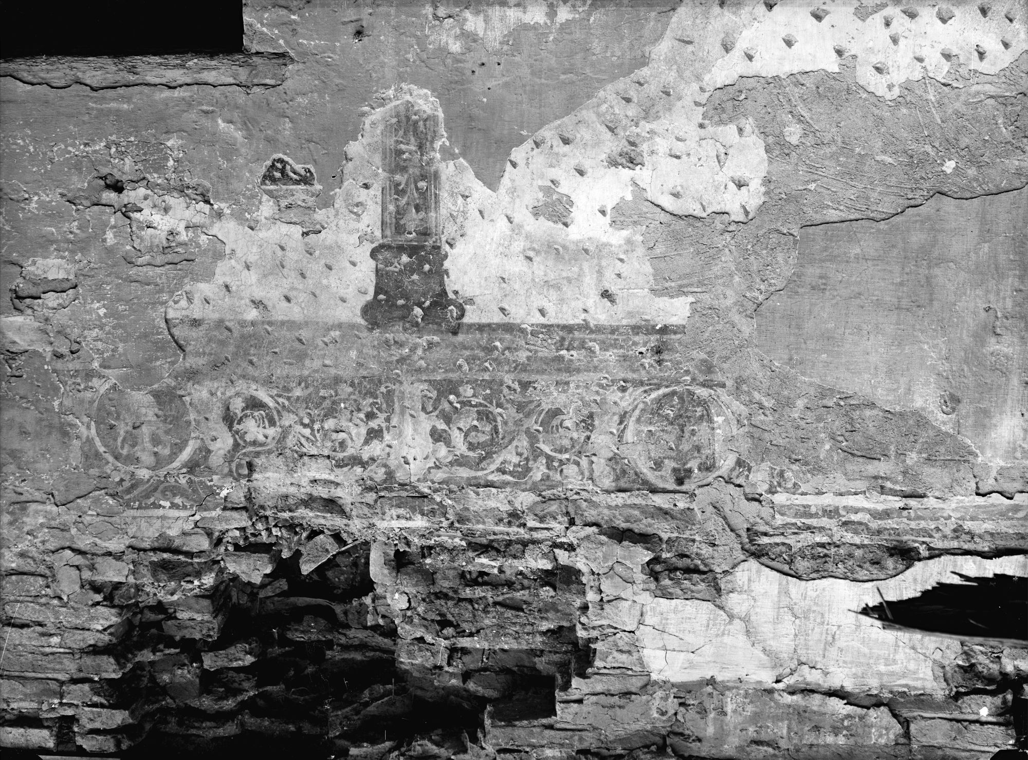 Palazzo della Commenda. Decorazione a graffiti attribuiti a Rotto ? (negativo) di Gabinetto fotografico (XX)