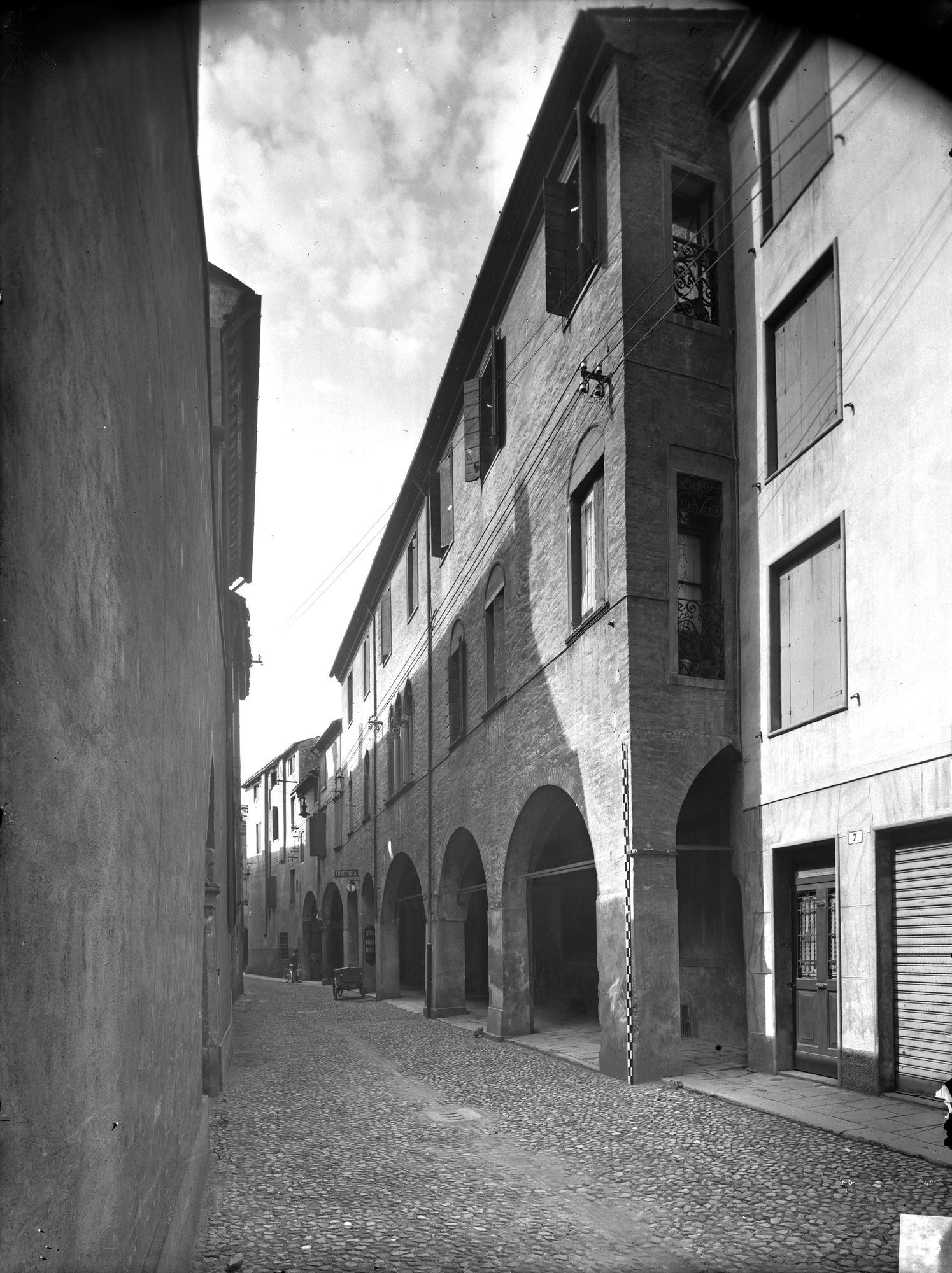 Casa in via Belle Arti 5, con finestre archiacute (negativo) di Gabinetto fotografico (XX)